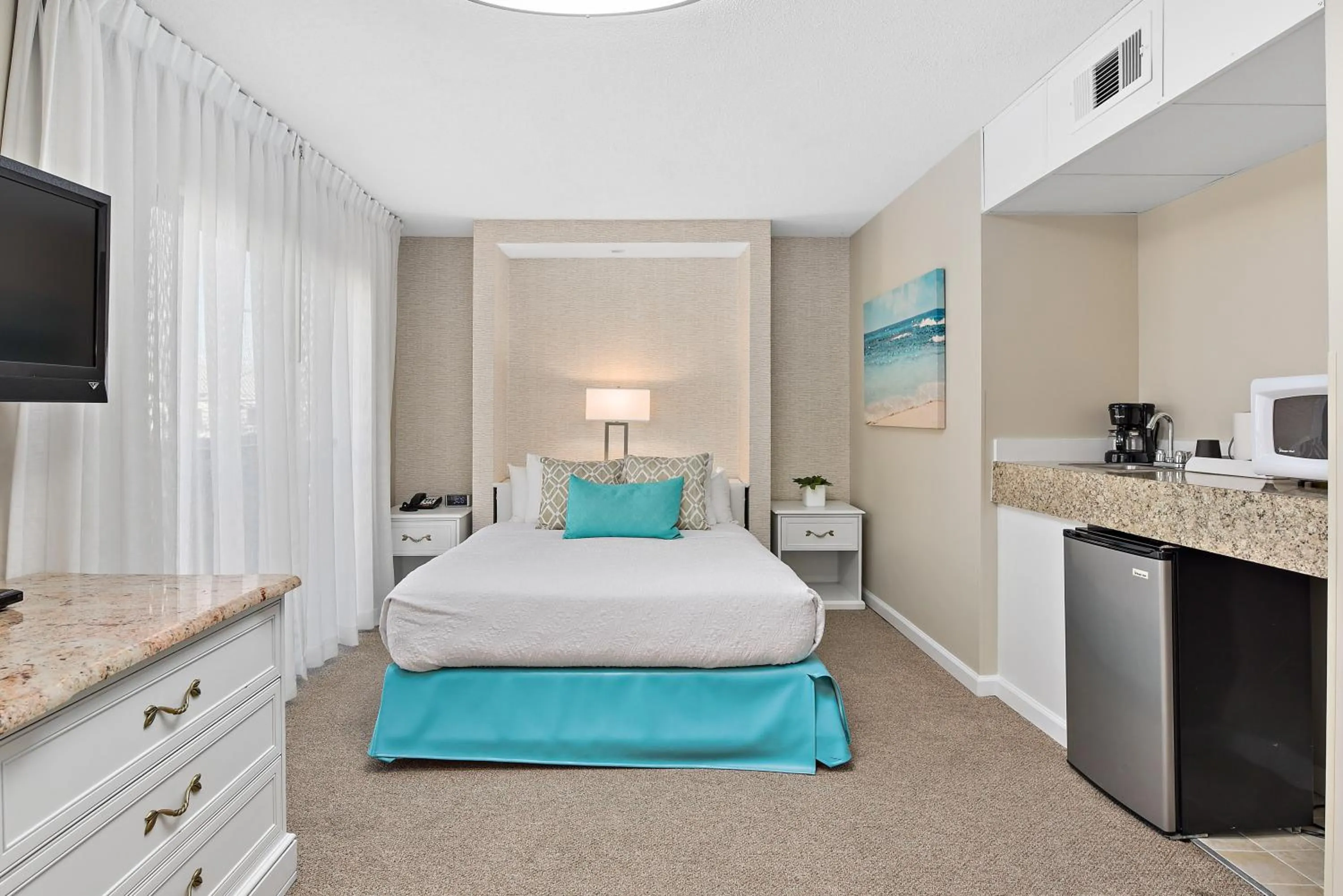 Coffee/tea facilities, Bed in Brighton Suites Hotel