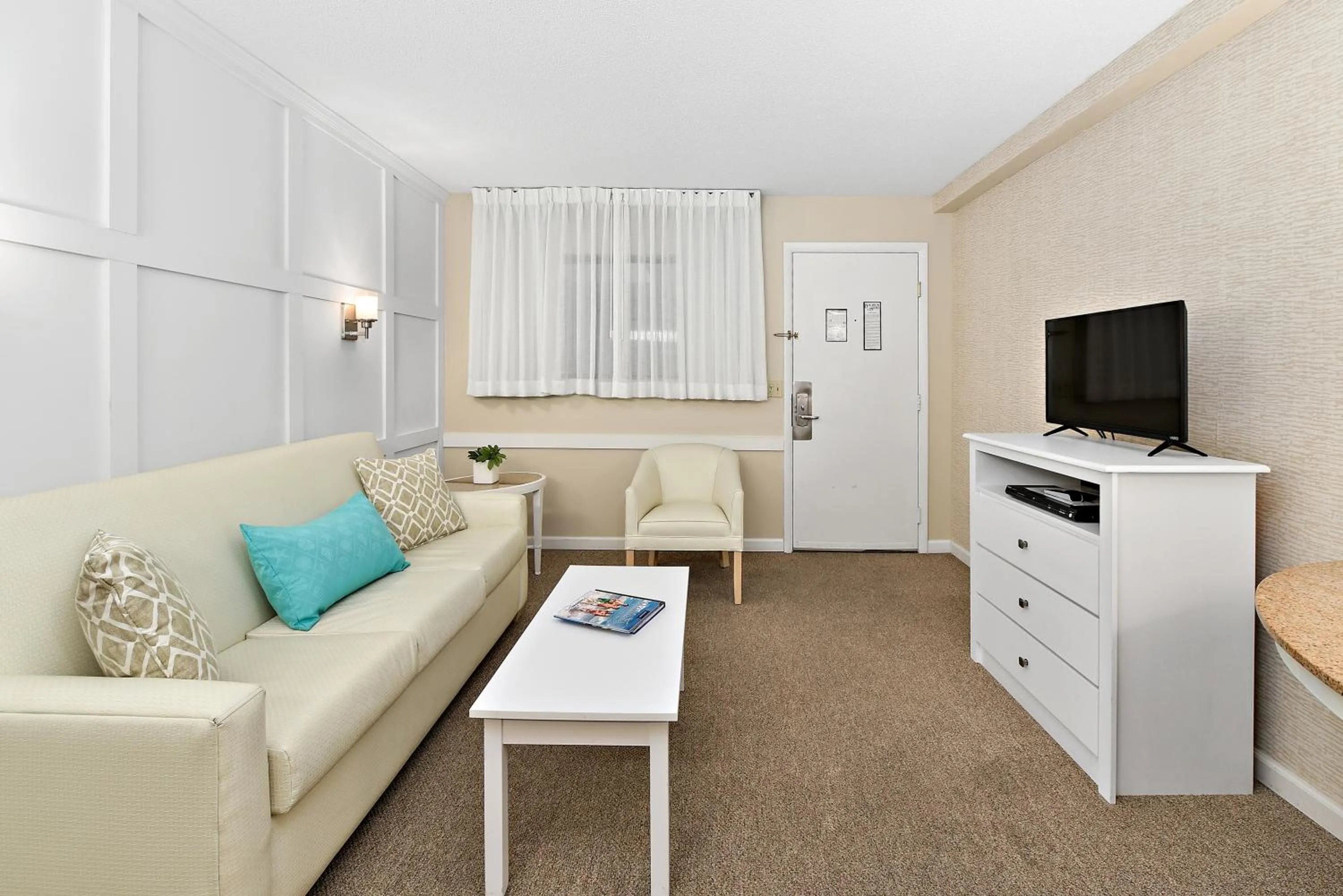 TV and multimedia in Brighton Suites Hotel