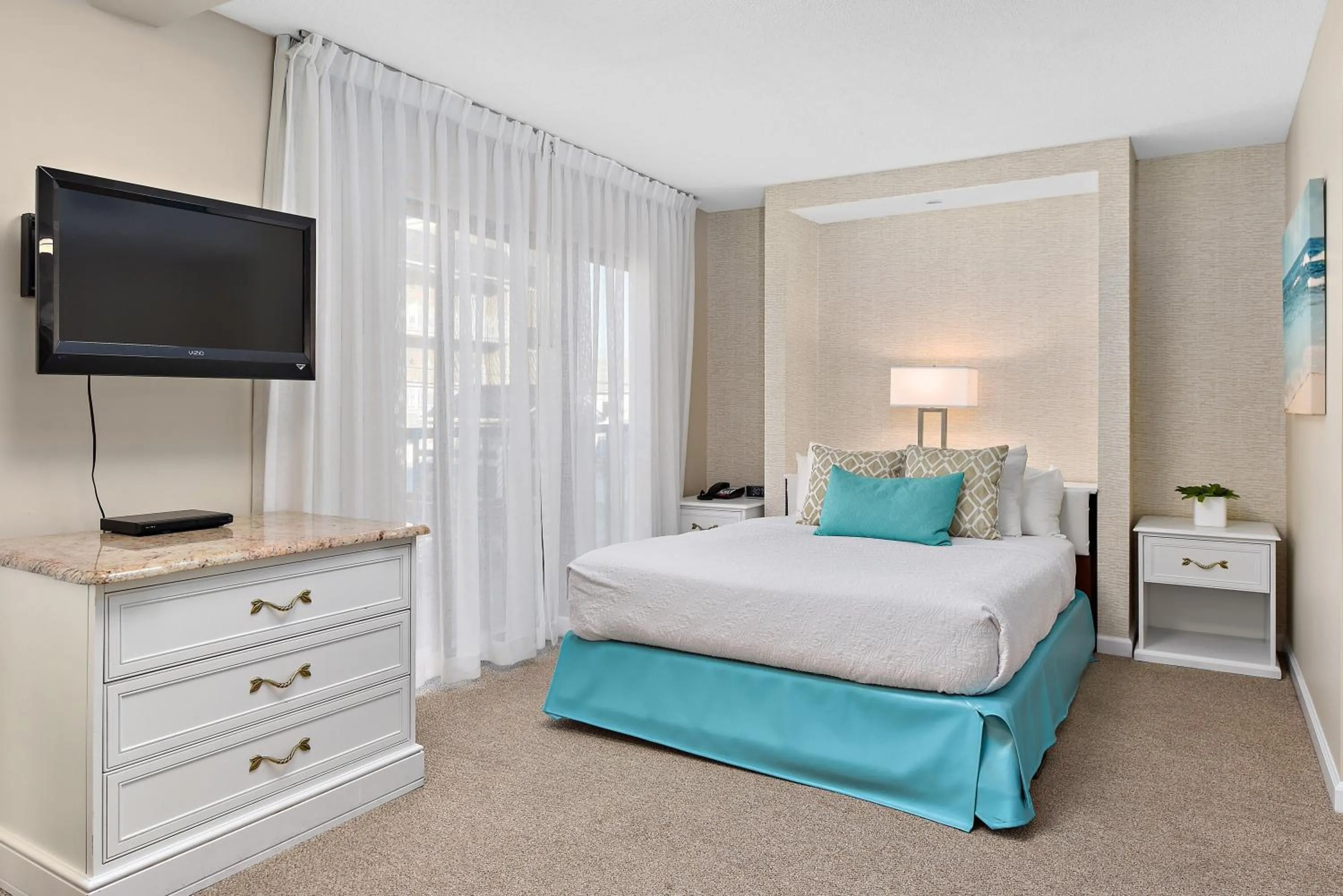 TV and multimedia, Bed in Brighton Suites Hotel
