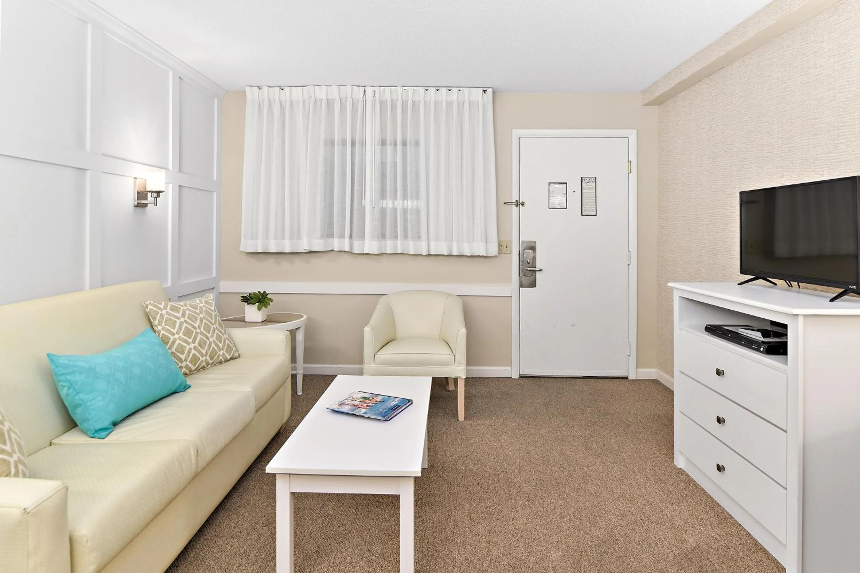TV and multimedia in Brighton Suites Hotel