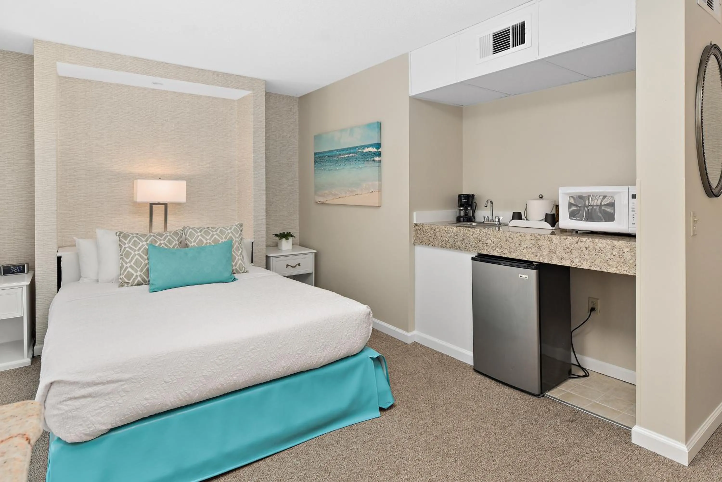 Coffee/tea facilities, Bed in Brighton Suites Hotel