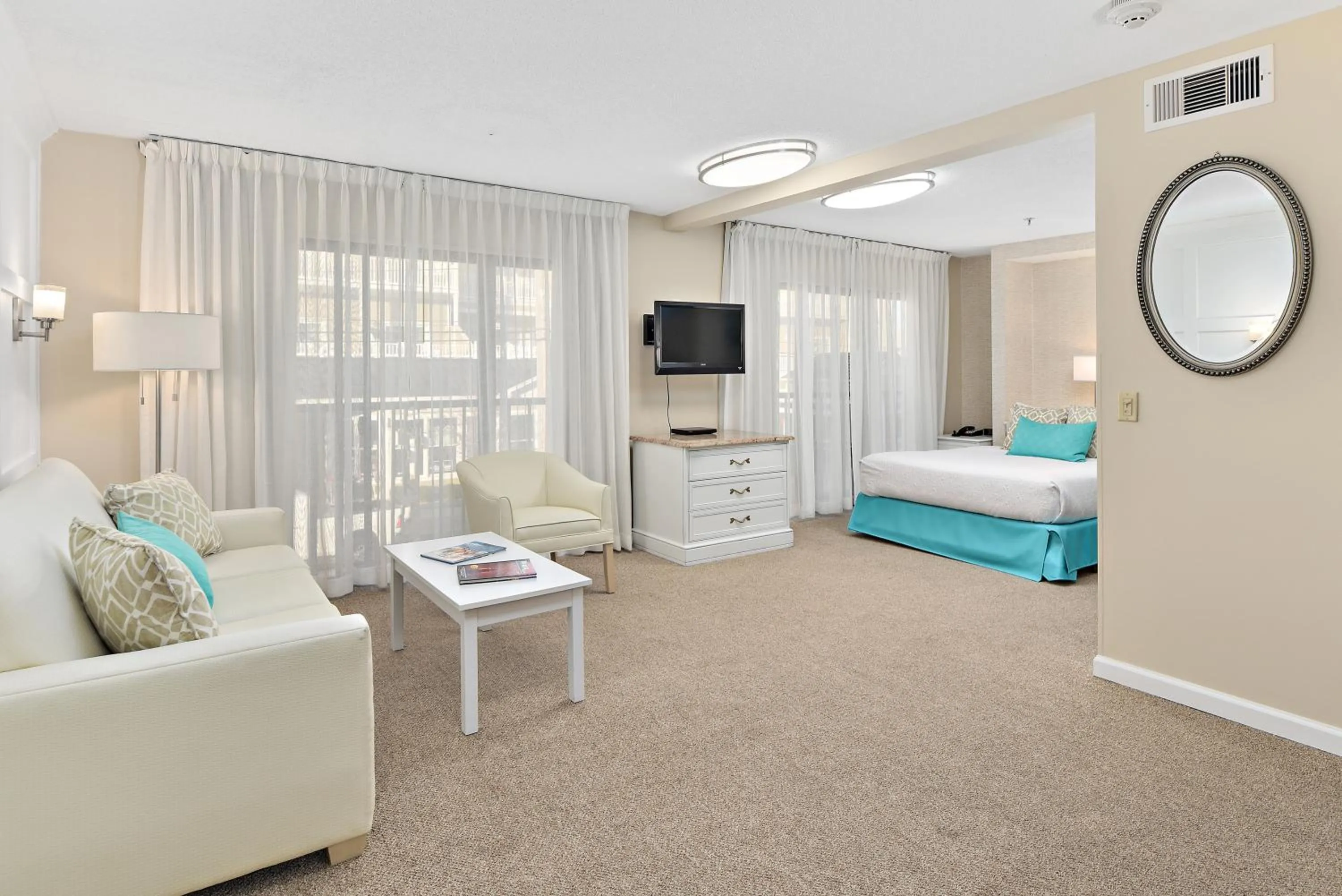 TV and multimedia, Bed in Brighton Suites Hotel