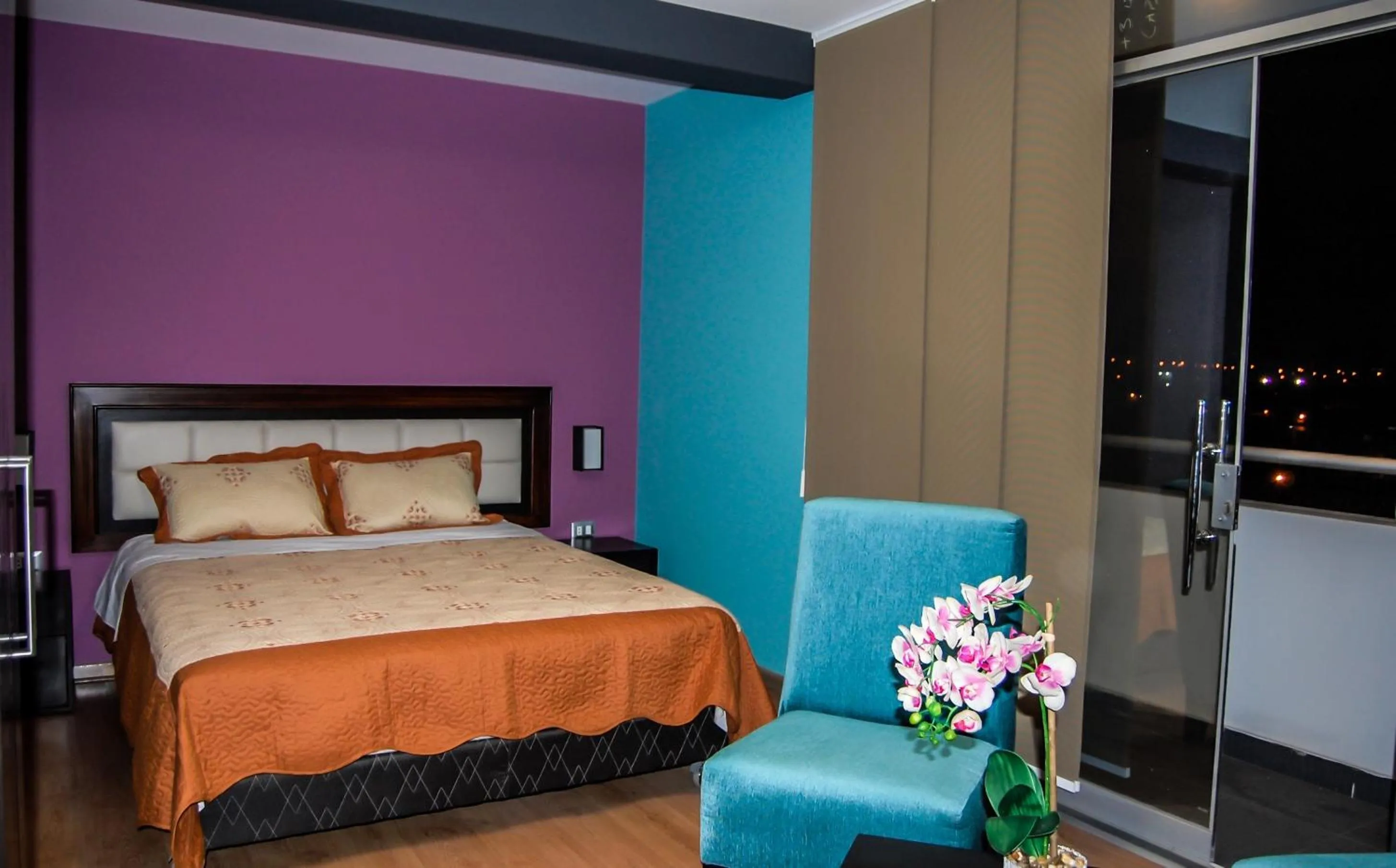 Balcony/Terrace, Bed in Plaza Sur Hotel & Suites