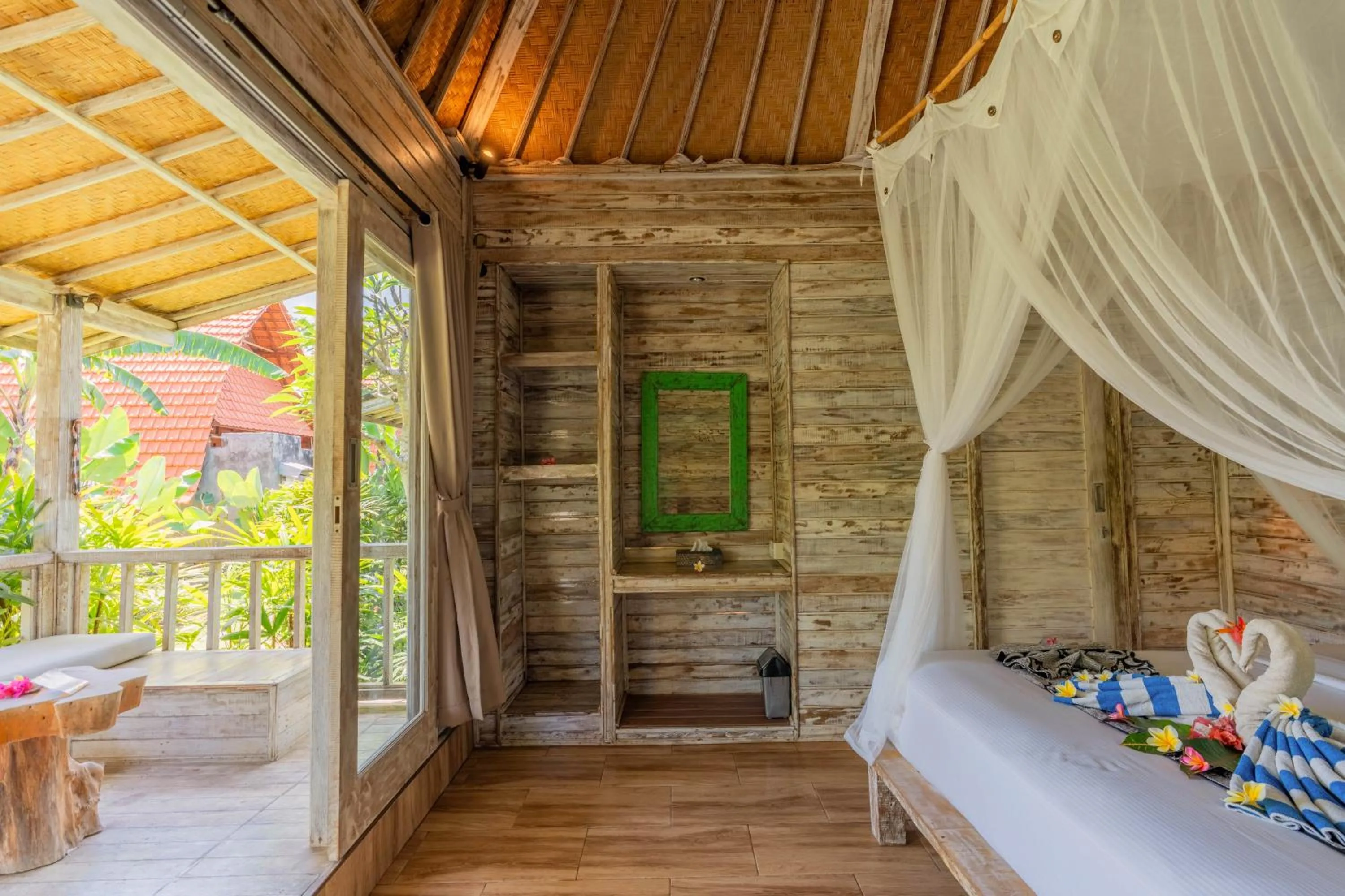 Bed in Harta Lembongan Villas