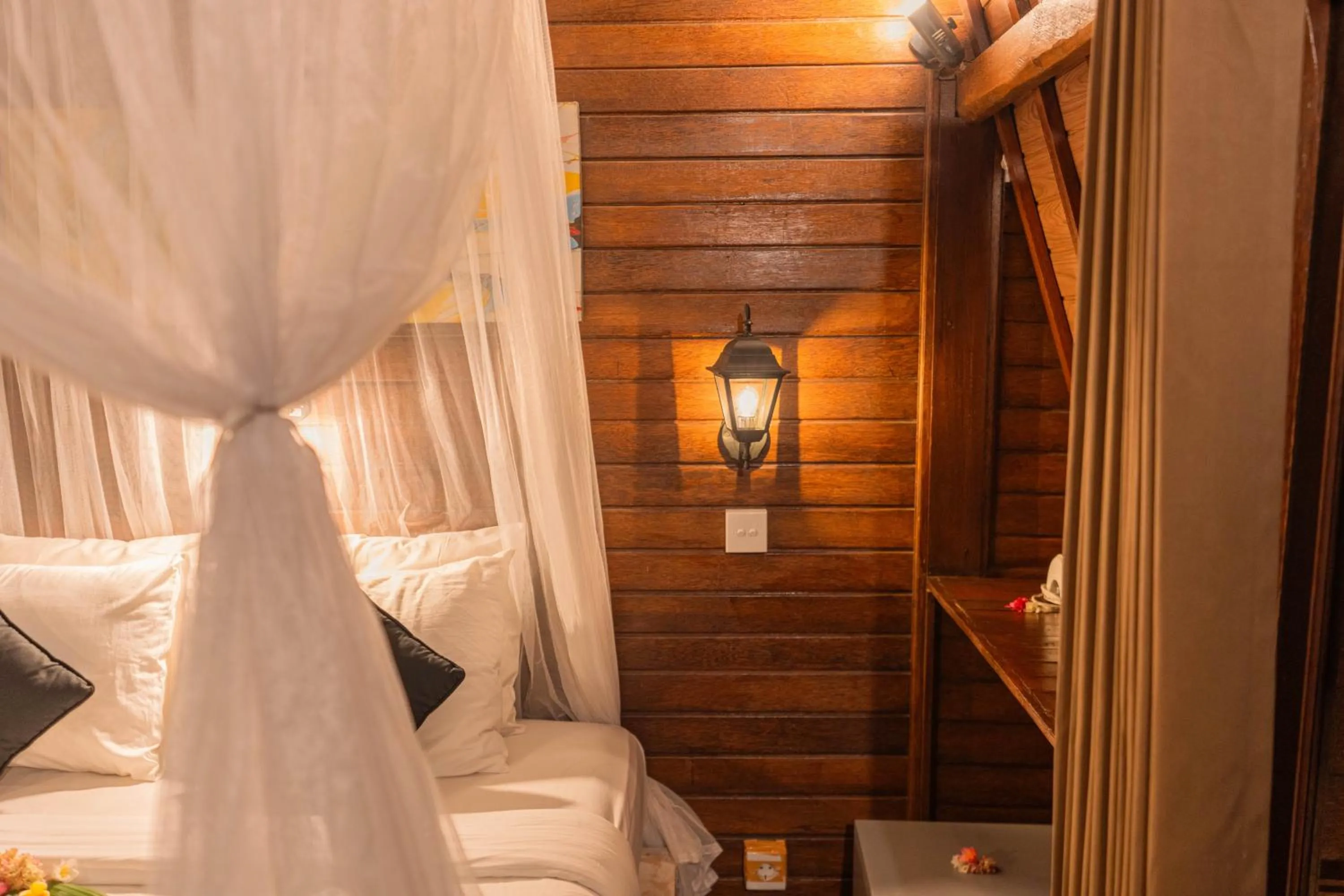 Bed in Harta Lembongan Villas