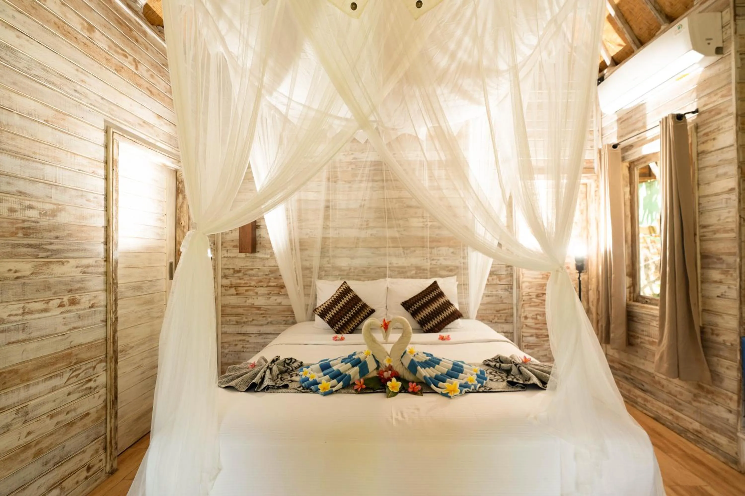 Bed in Harta Lembongan Villas