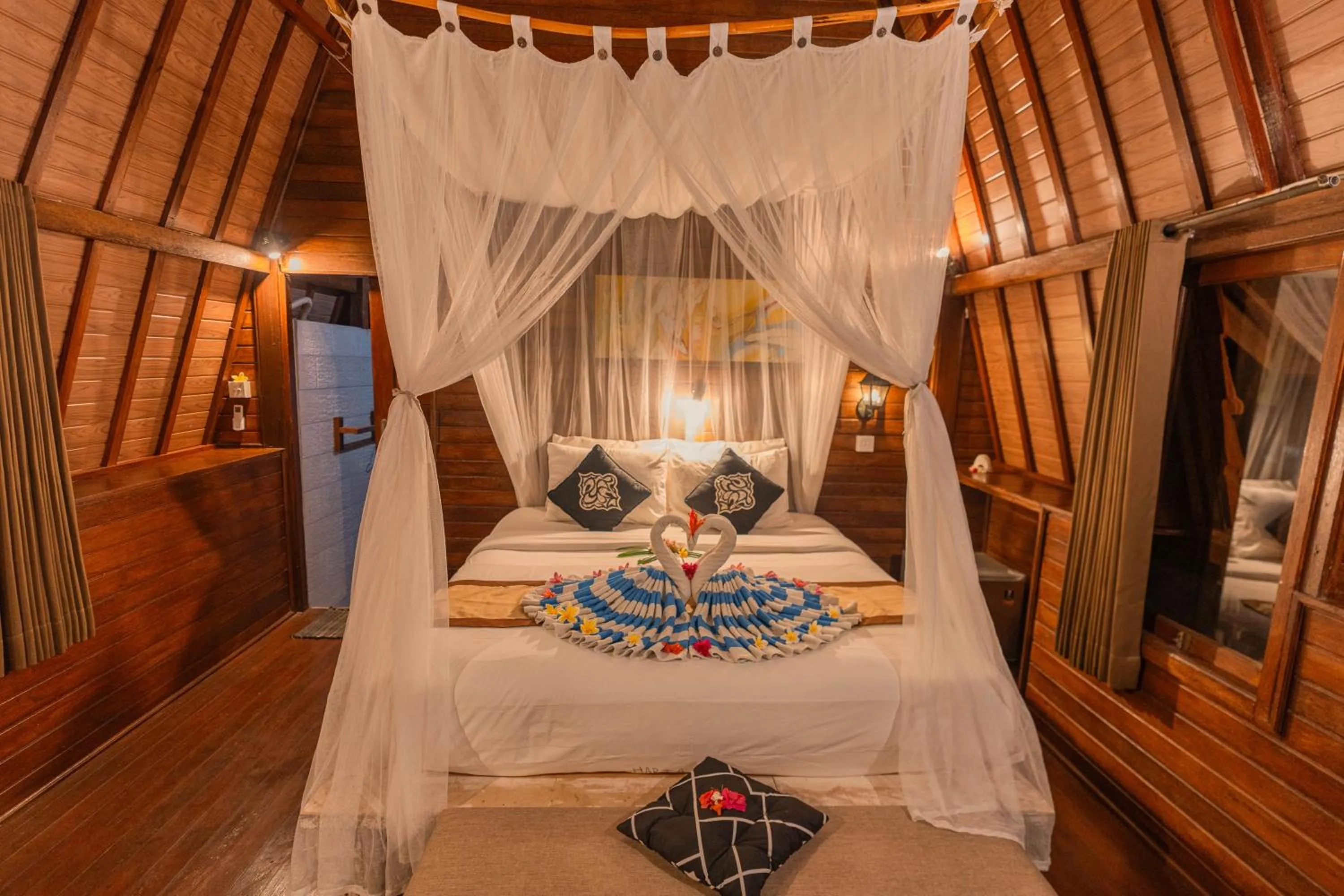 Bed in Harta Lembongan Villas