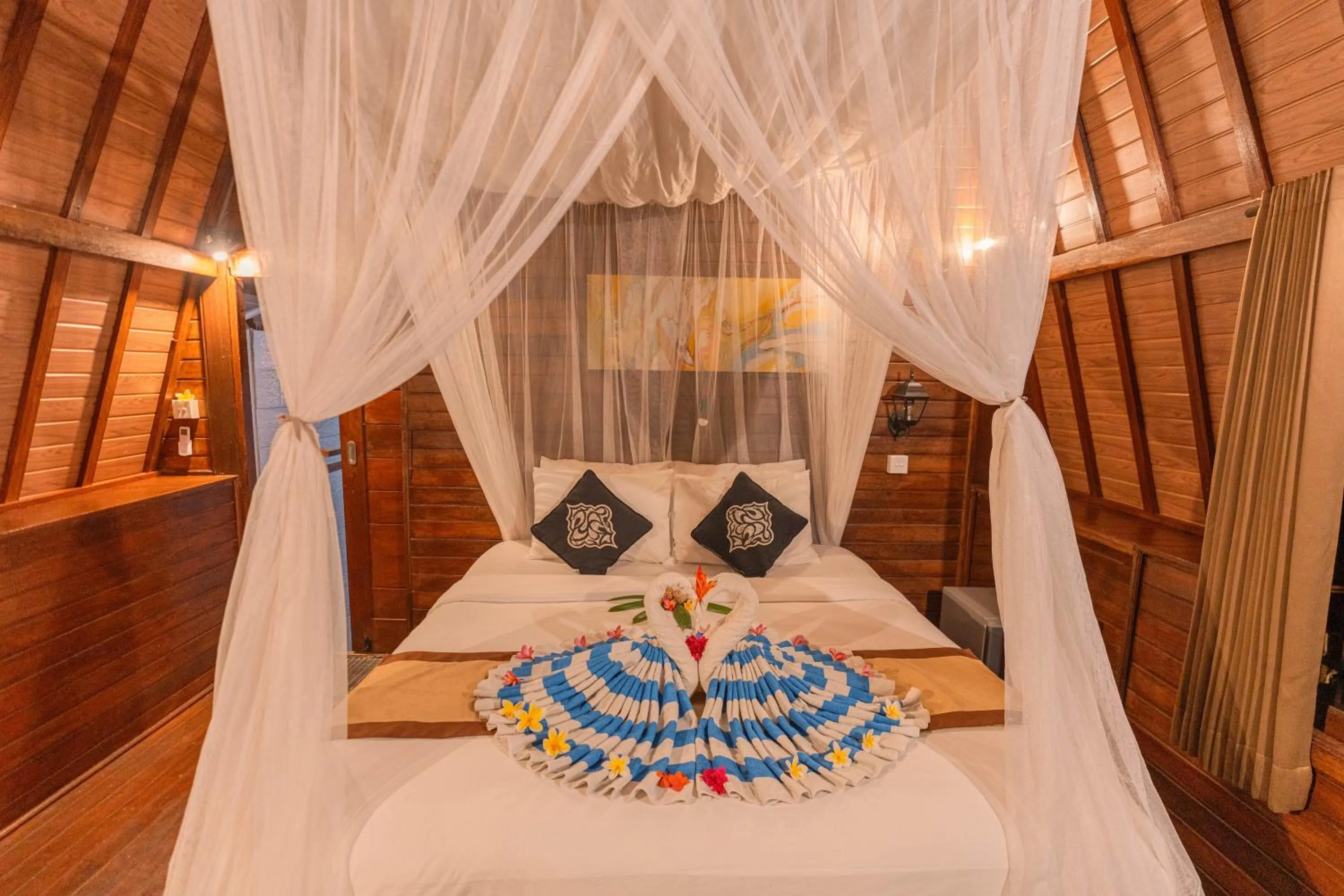 Bed in Harta Lembongan Villas