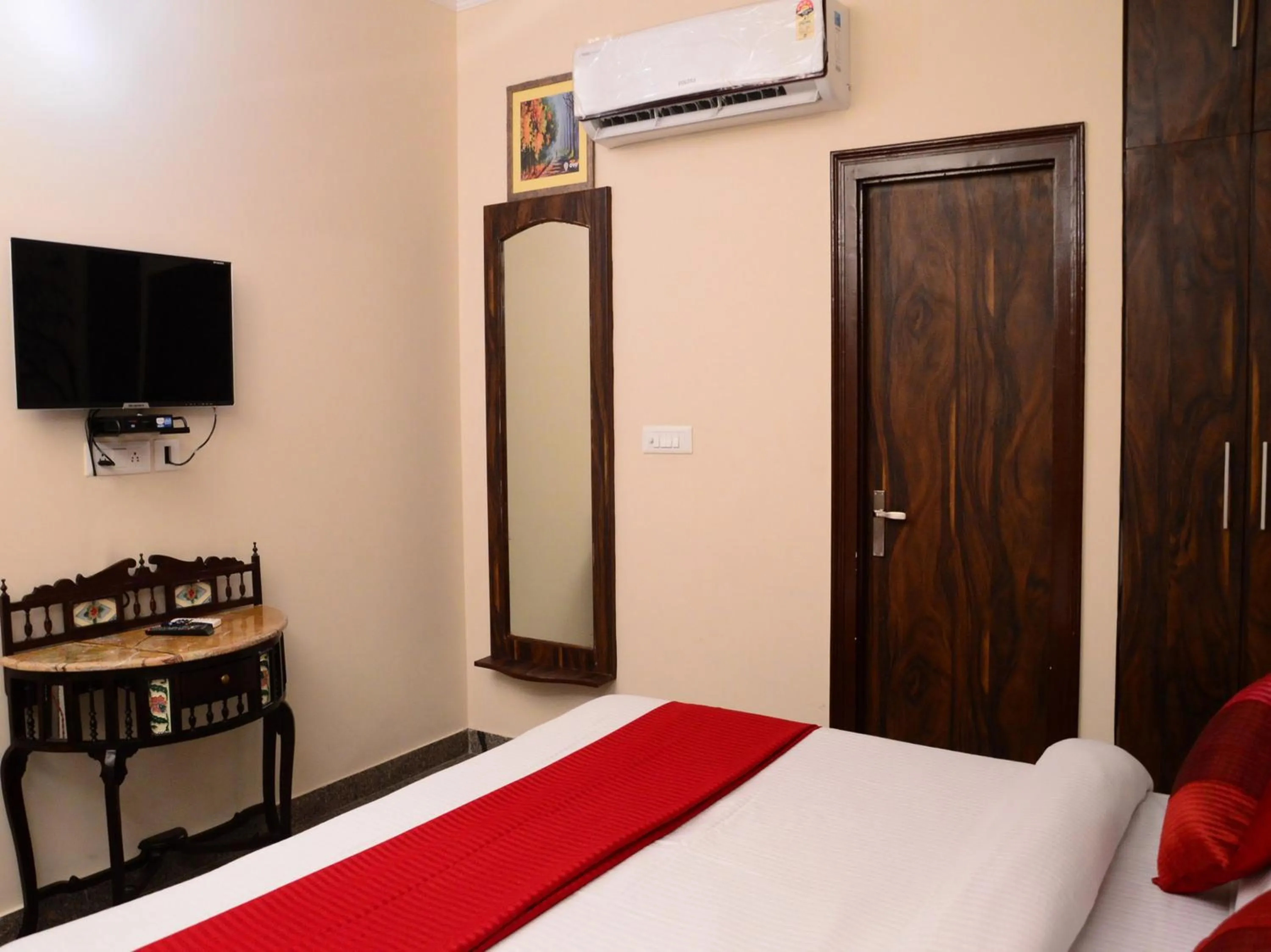 Photo of the whole room, Bed in Kalyan Heritage