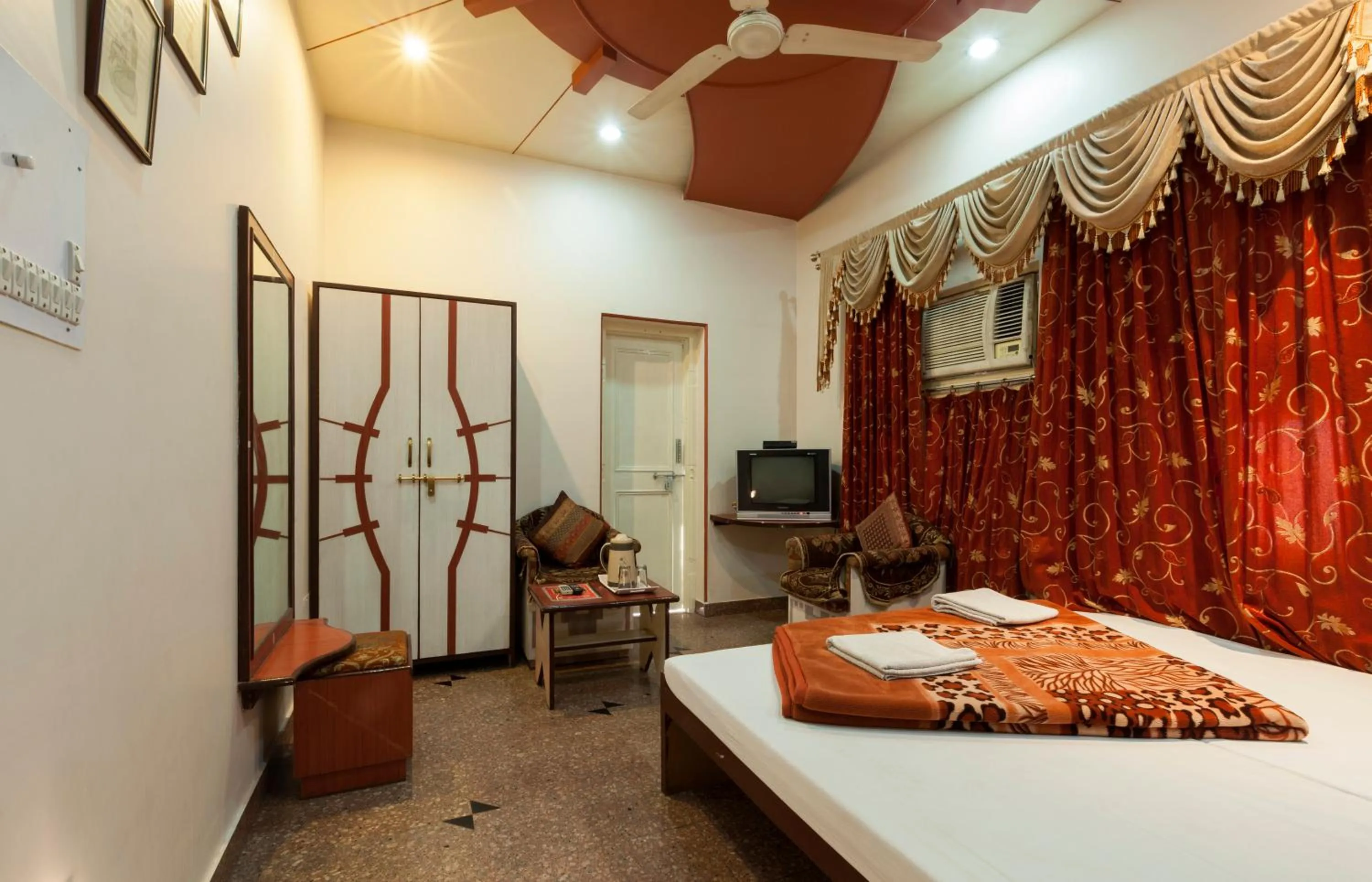 Photo of the whole room, Bed in Kalyan Heritage