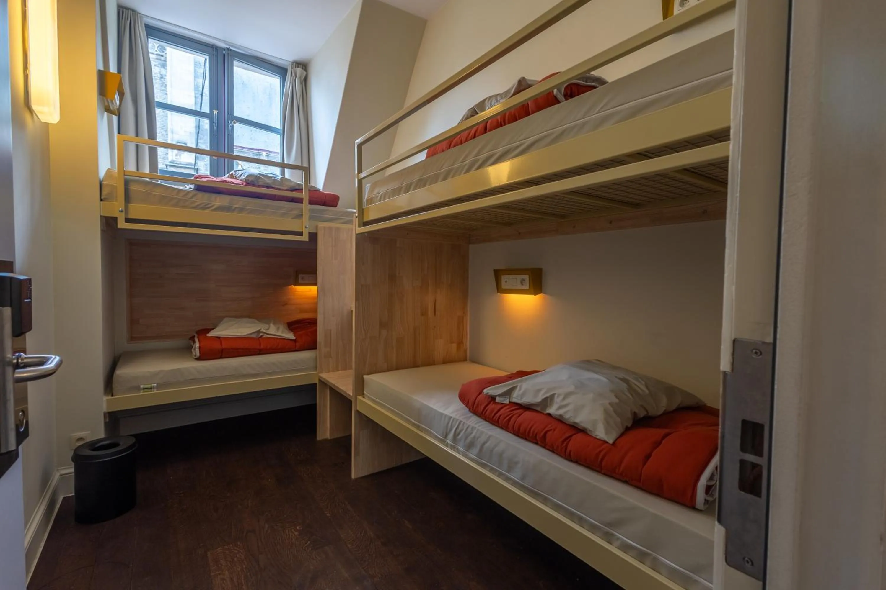 Small 4 bed private room in Hostel Uppelink