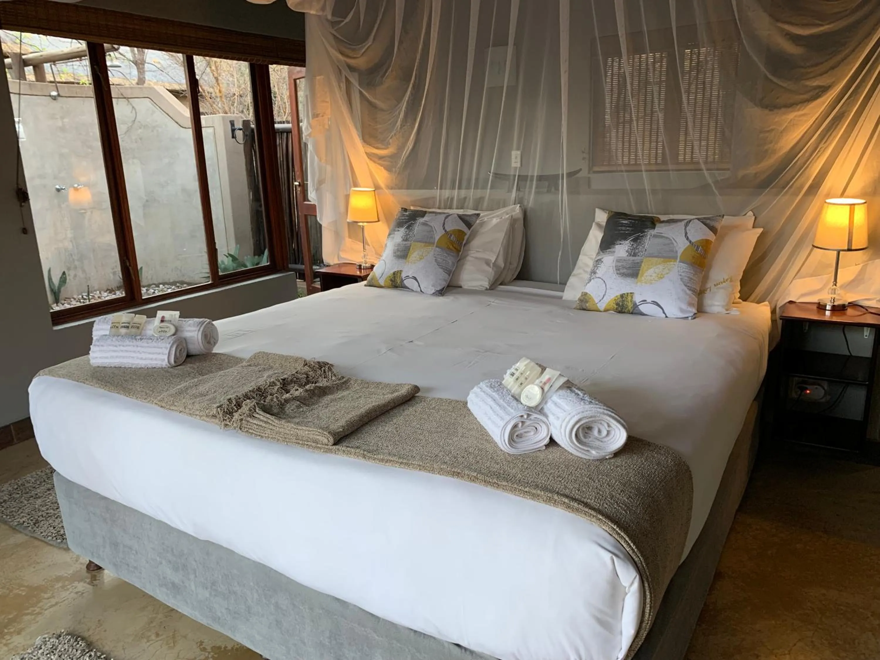 Bedroom, Bed in Hoedspruit Raptors Lodge N16