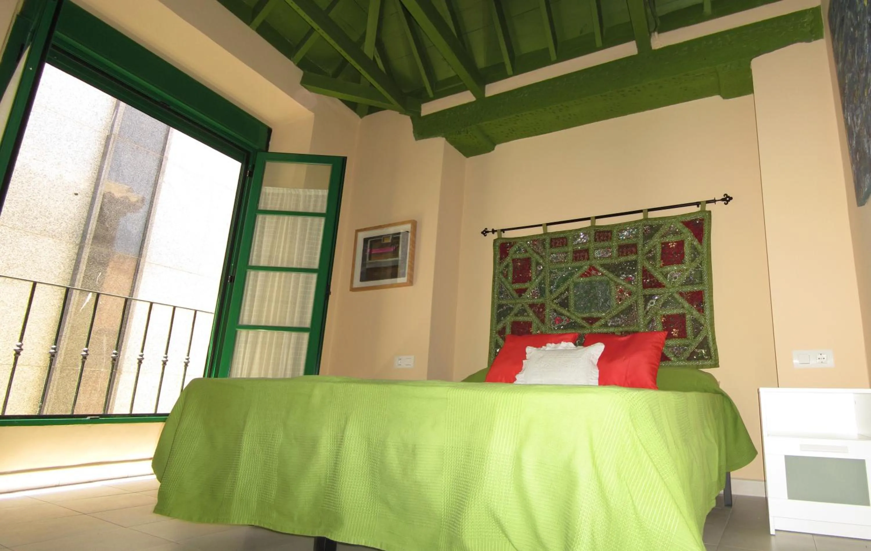 Photo of the whole room, Bed in Livemalaga San Juan