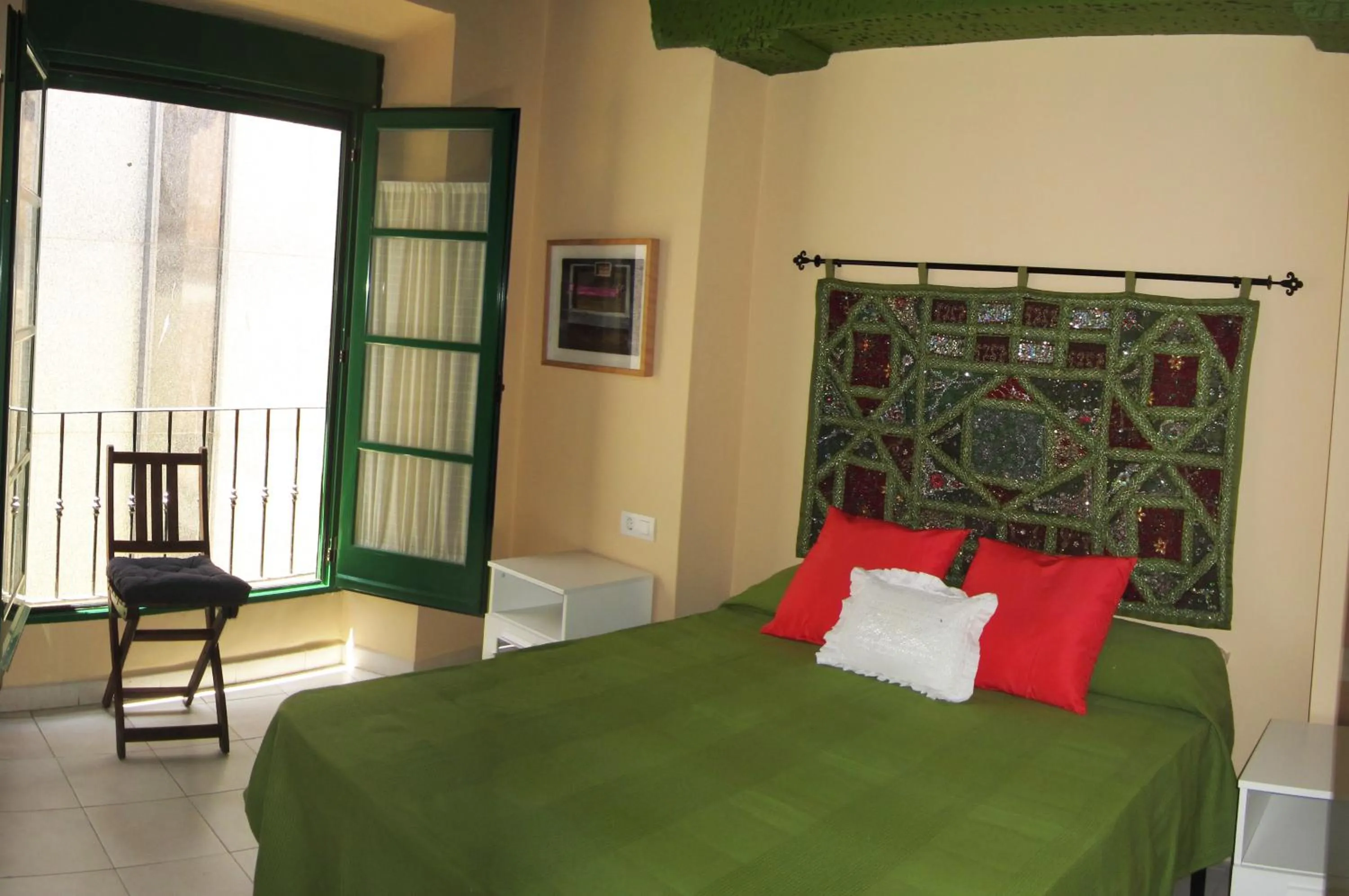 Photo of the whole room, Bed in Livemalaga San Juan