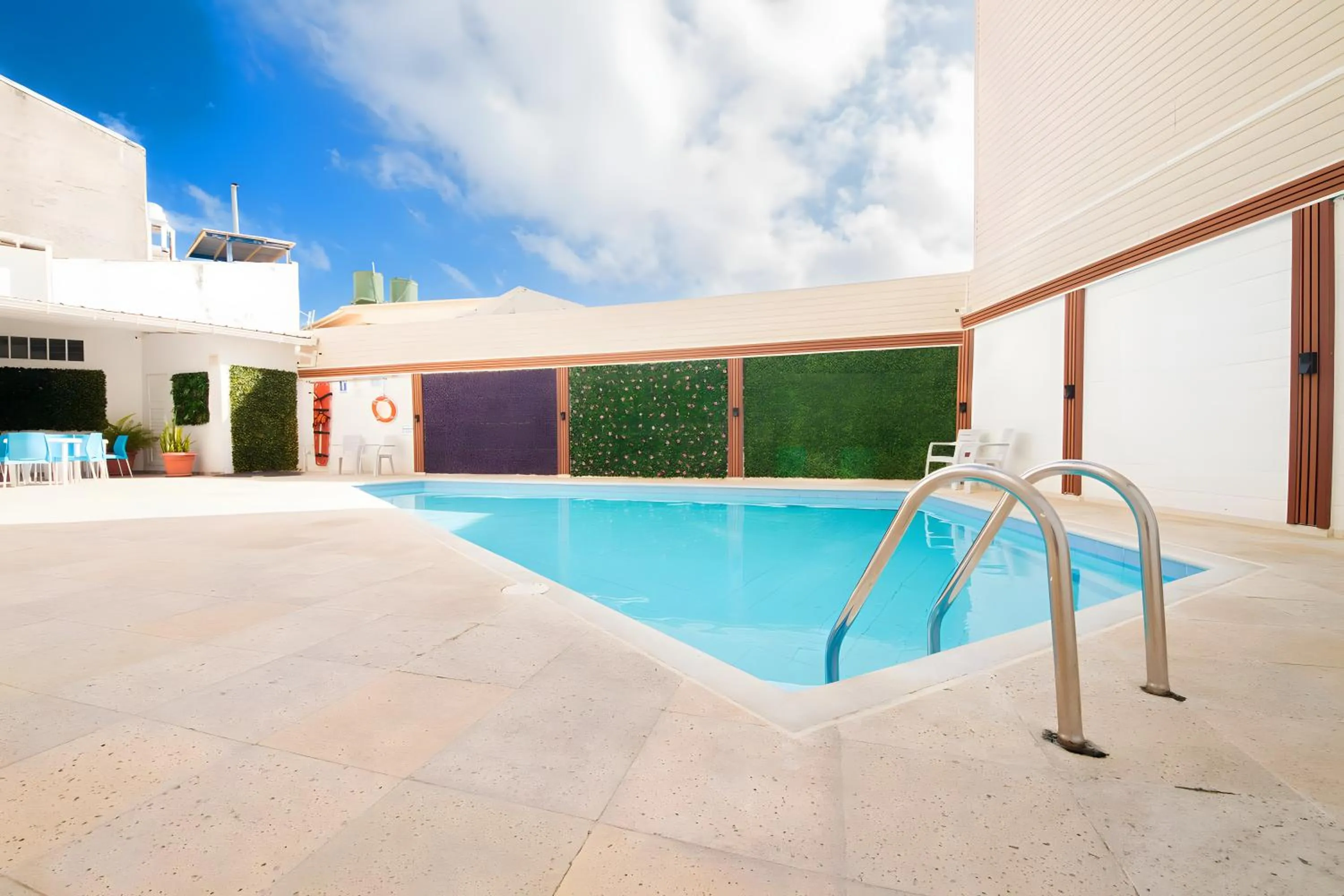 Swimming pool in Hotel Verde Mar