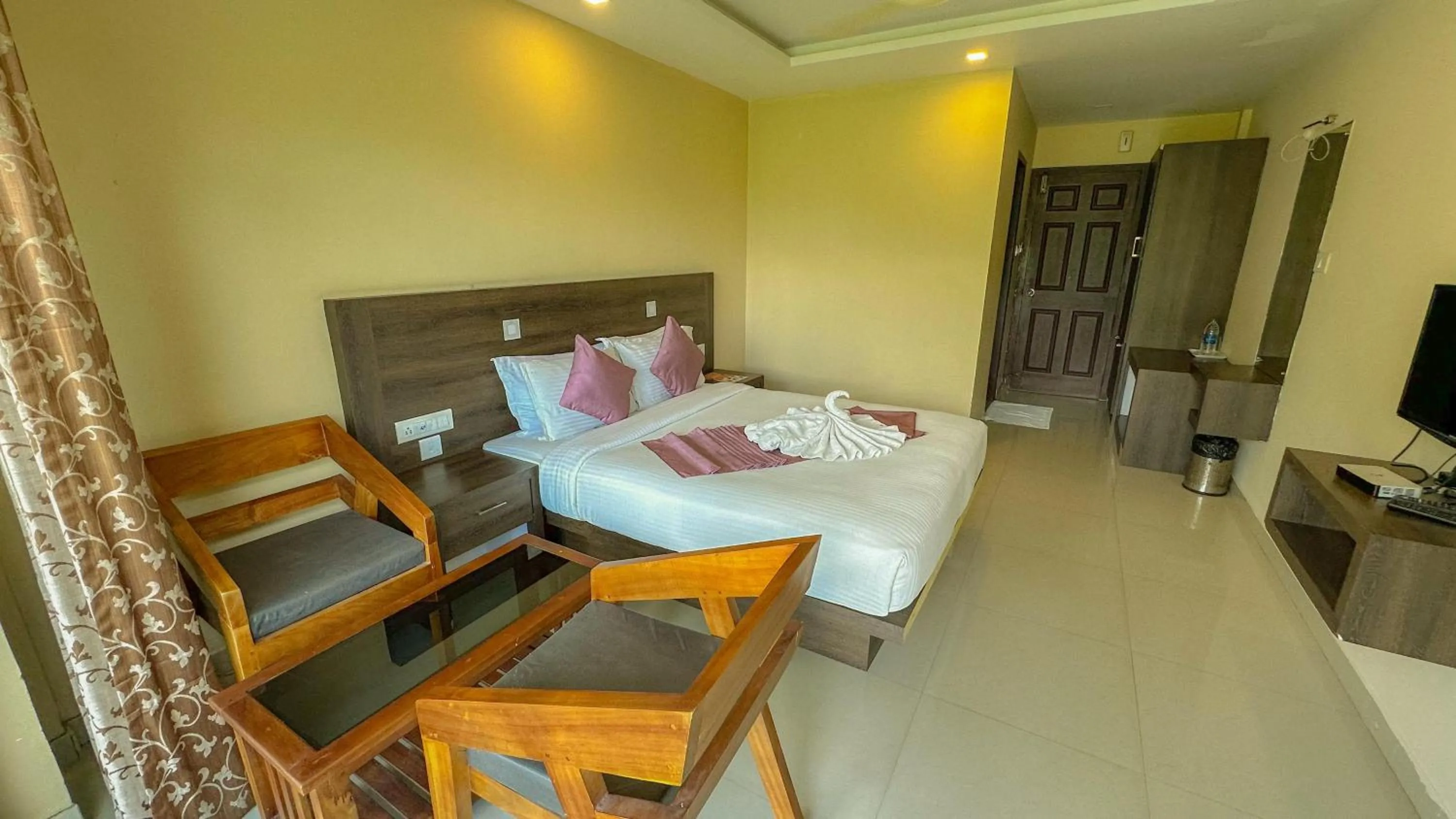 Communal lounge/ TV room, Bed in The Heights Munnar