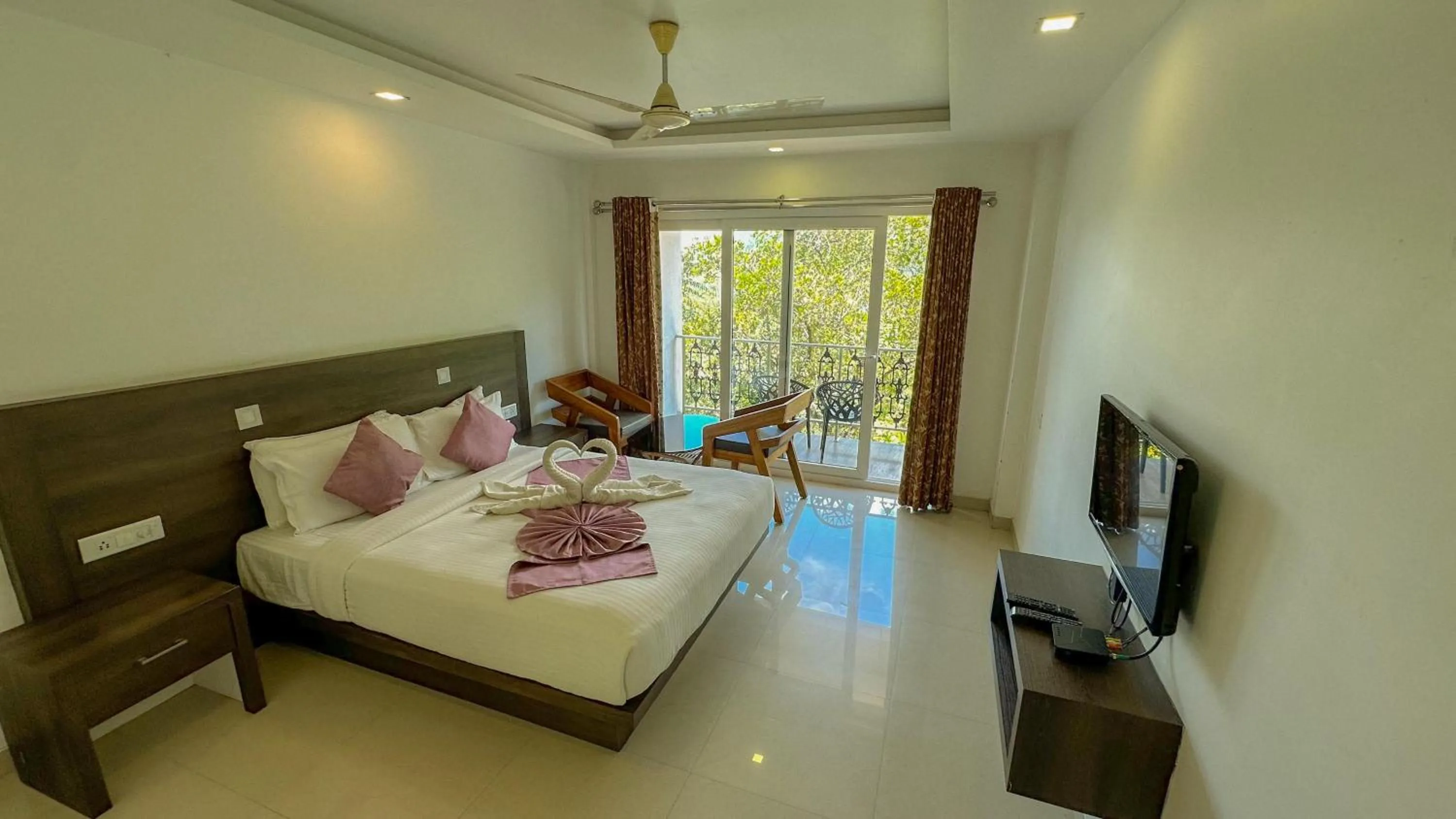 Communal lounge/ TV room, Bed in The Heights Munnar