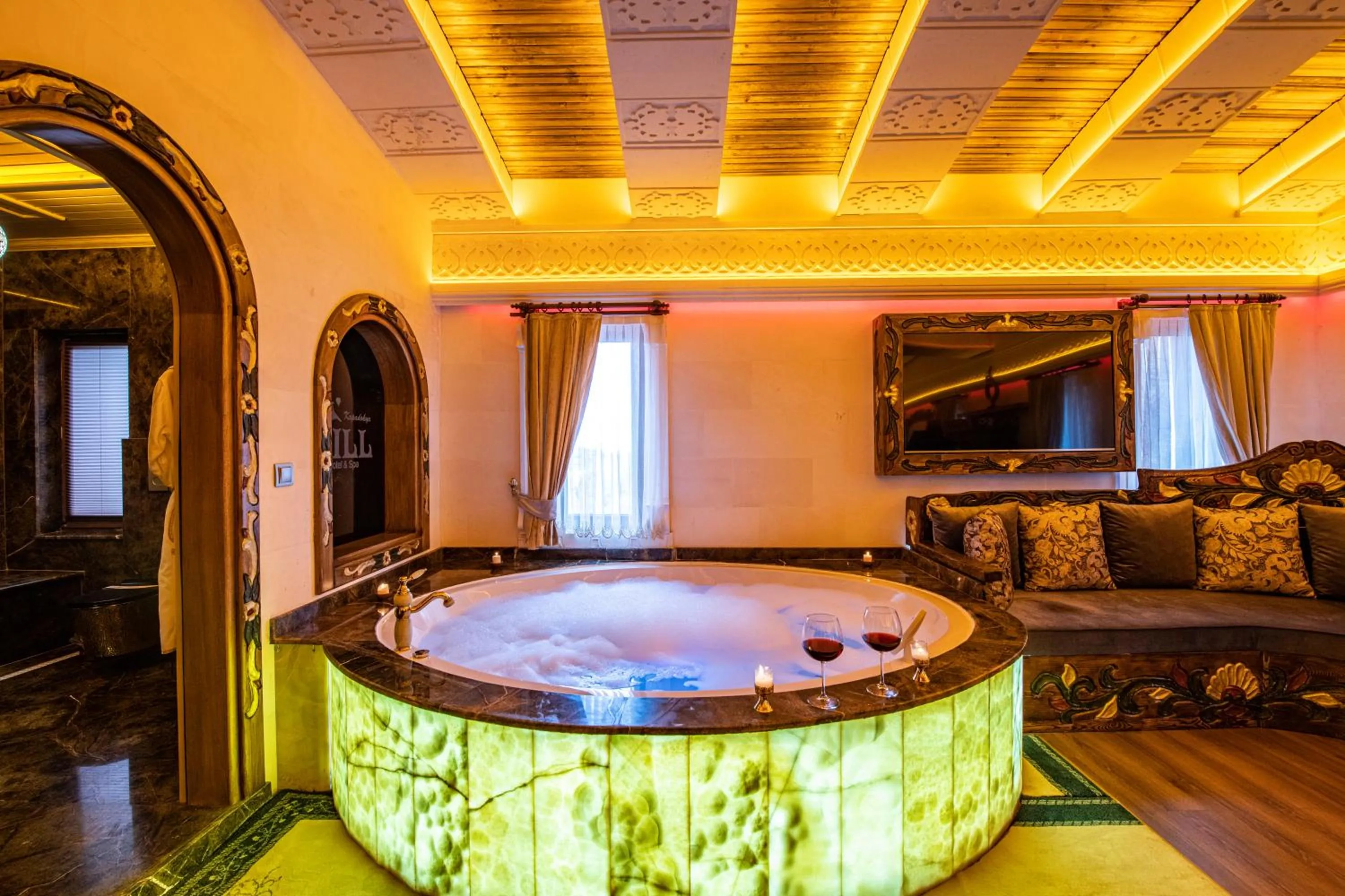 Hot Tub in Kapadokya Hill Hotel & Spa (12+)