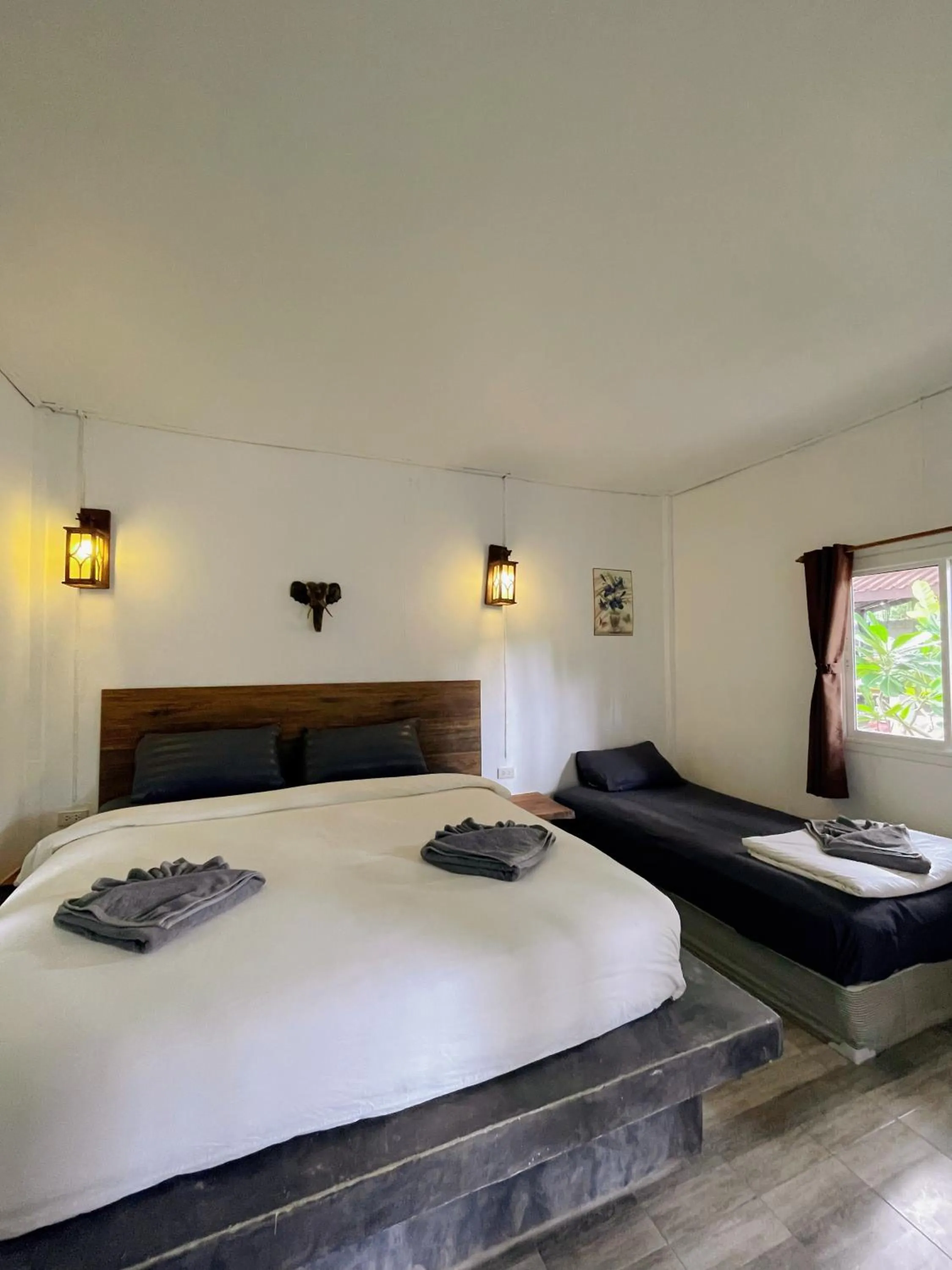 Bed in New Harrys Sunset Resort - Klong Nin Beach