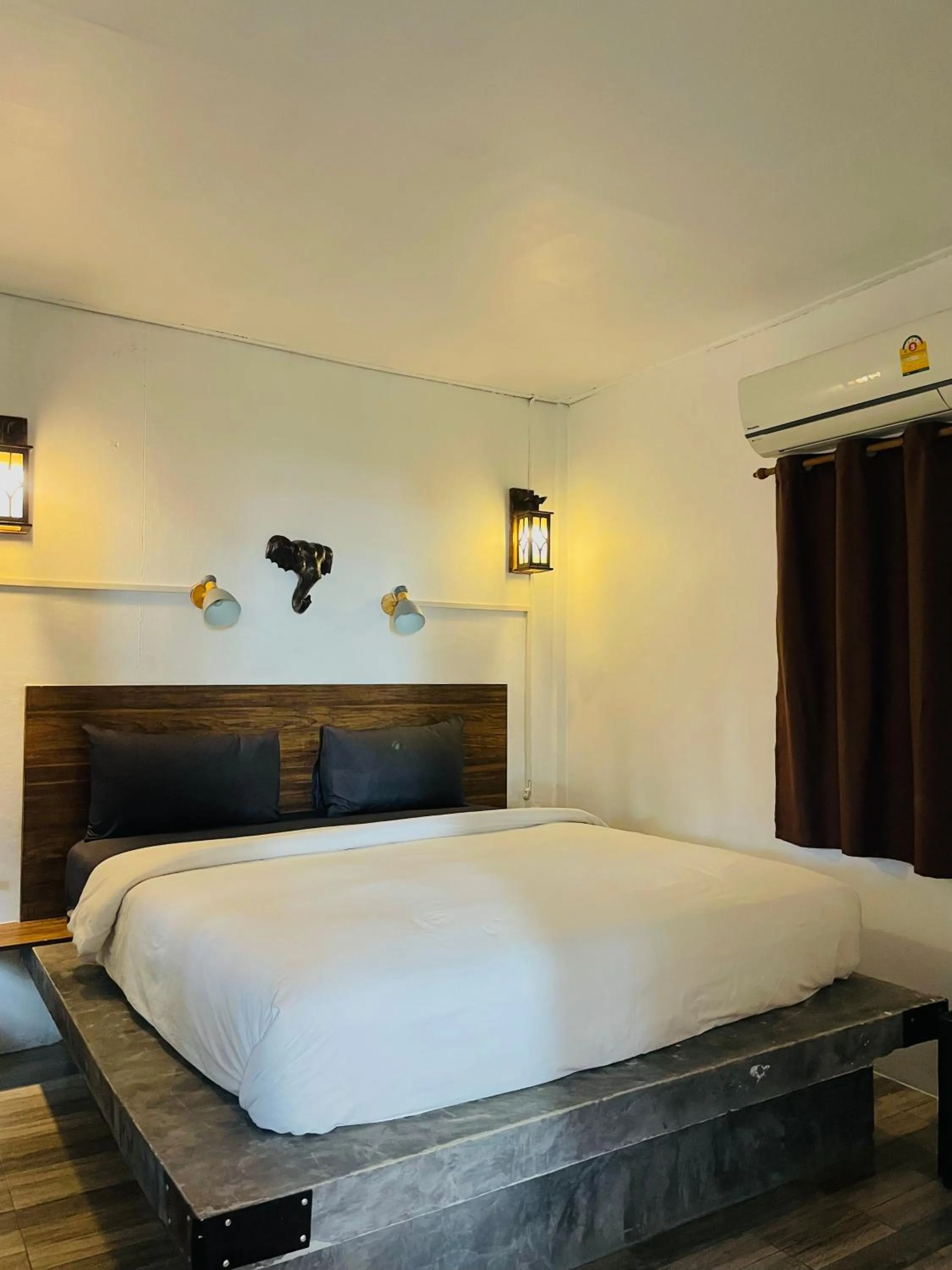 Bed in New Harrys Sunset Resort - Klong Nin Beach