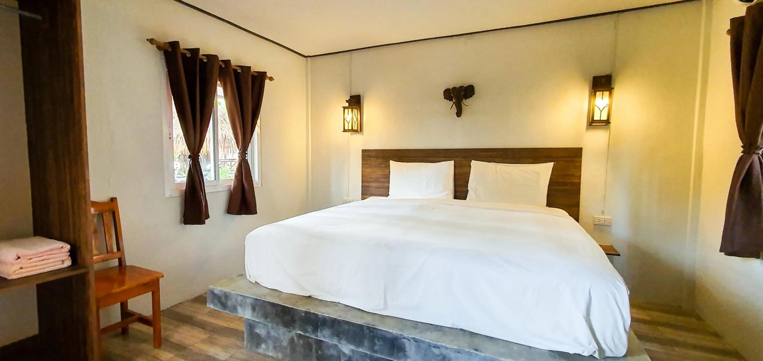 Bed in New Harrys Sunset Resort - Klong Nin Beach