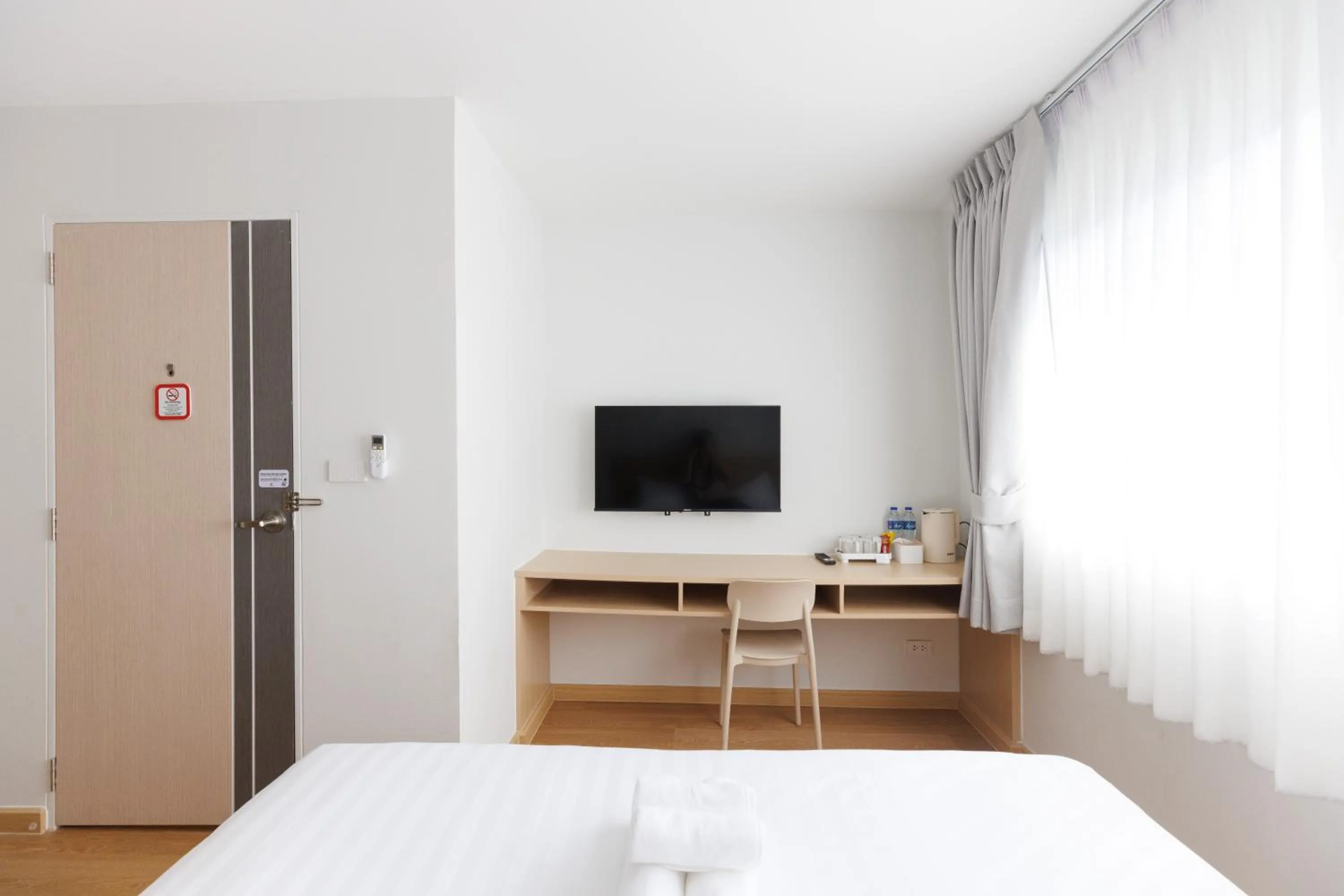 Communal lounge/ TV room, Bed in Takka Hotel - Bearing