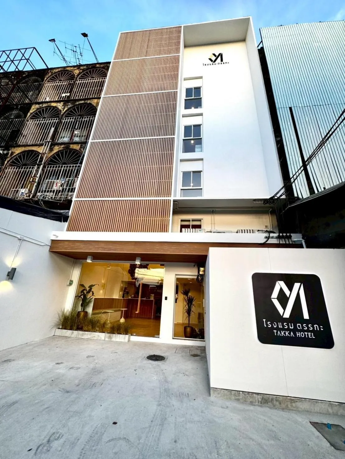 Property building in Takka Hotel - Bearing