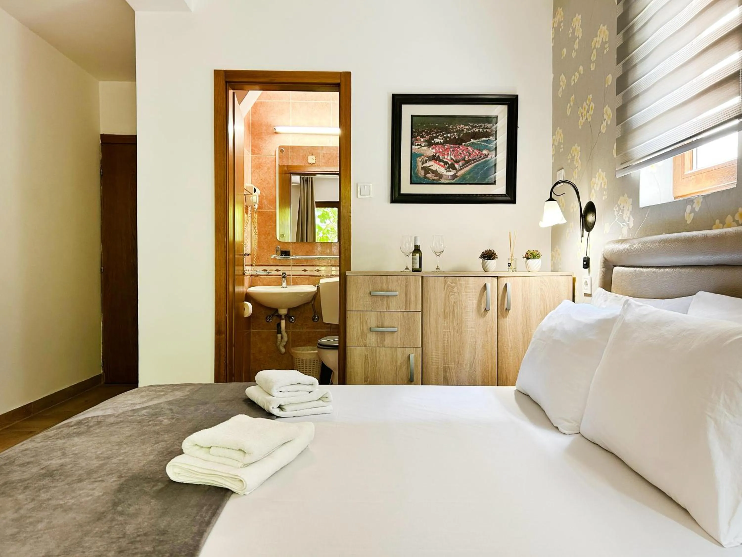 Bedroom, Bed in Central Hotel & Restaurant