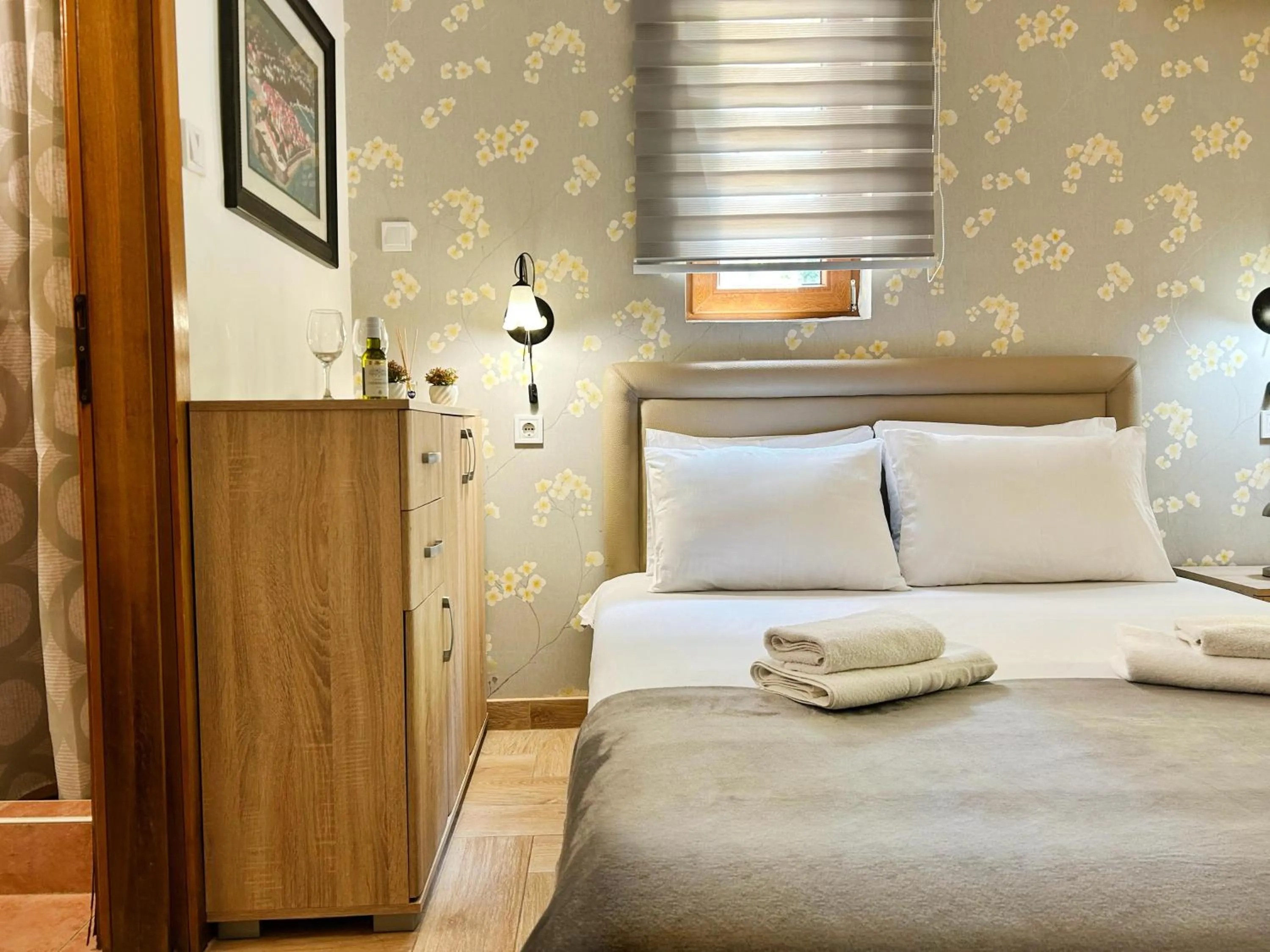 Bedroom, Bed in Central Hotel & Restaurant