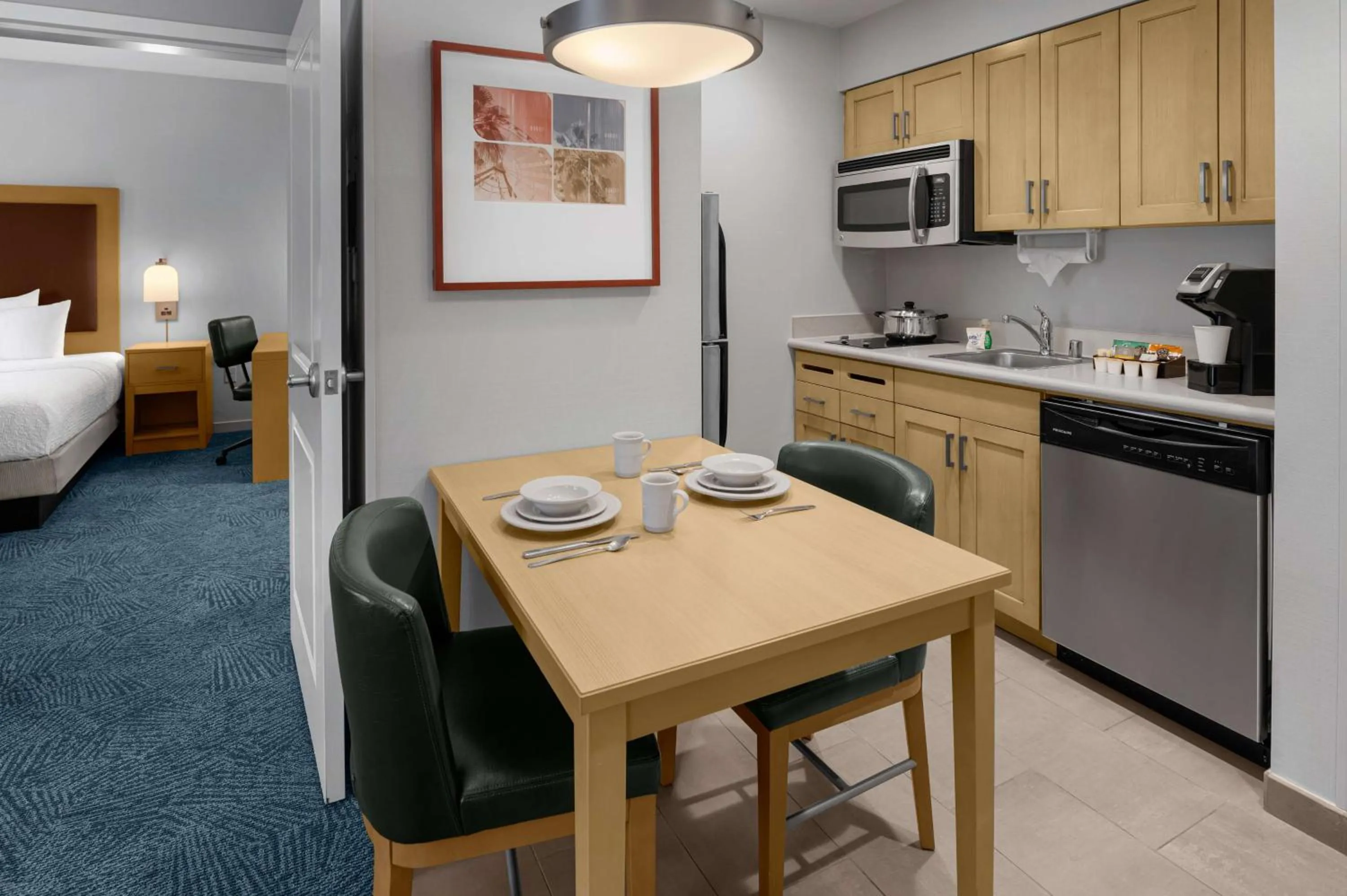 Kitchen or kitchenette, Bed in Homewood Suites by Hilton Anaheim Conv Ctr/Disneyland Main