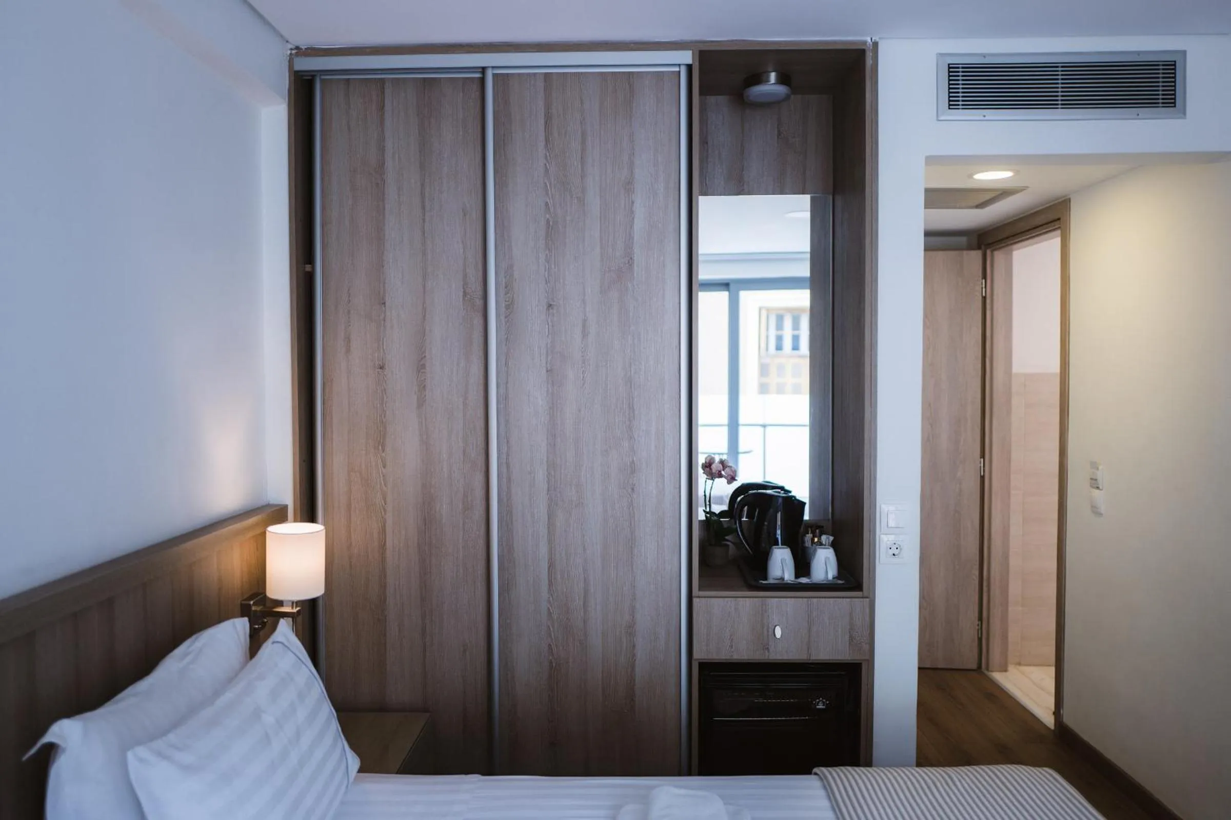 Coffee/tea facilities, Bed in Piraeus Port Hotel