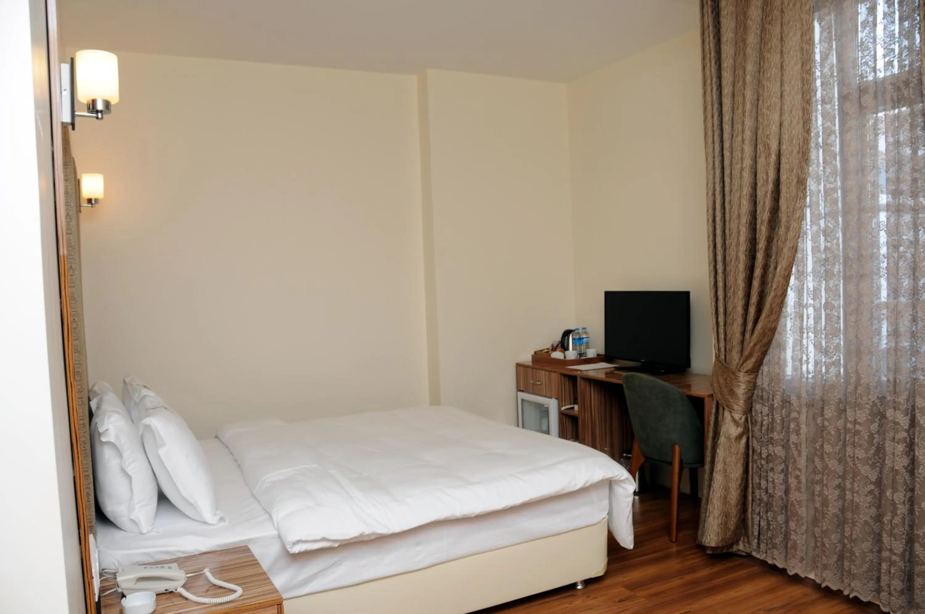 Photo of the whole room, Bed in Tehran Boutique Hotel