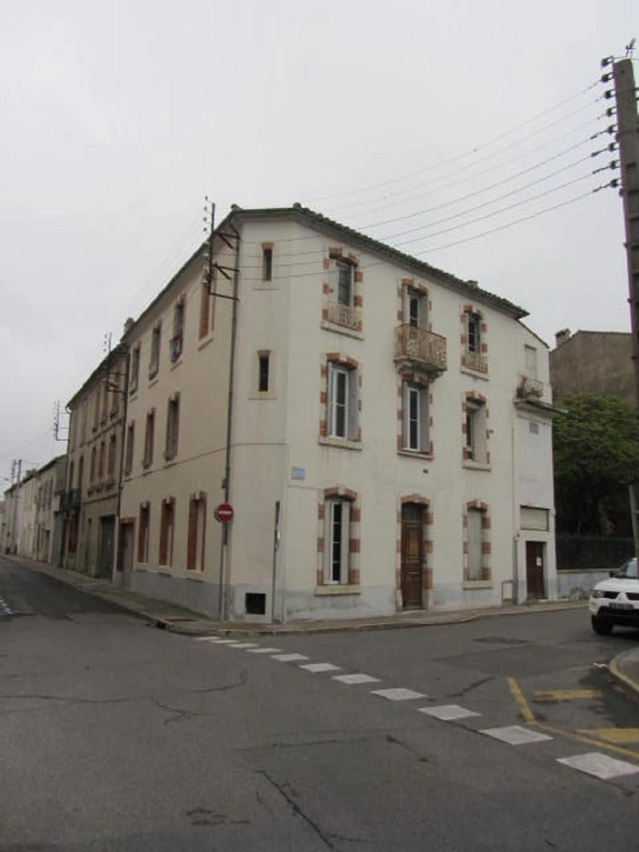 Facade/entrance in Aude Cité-City