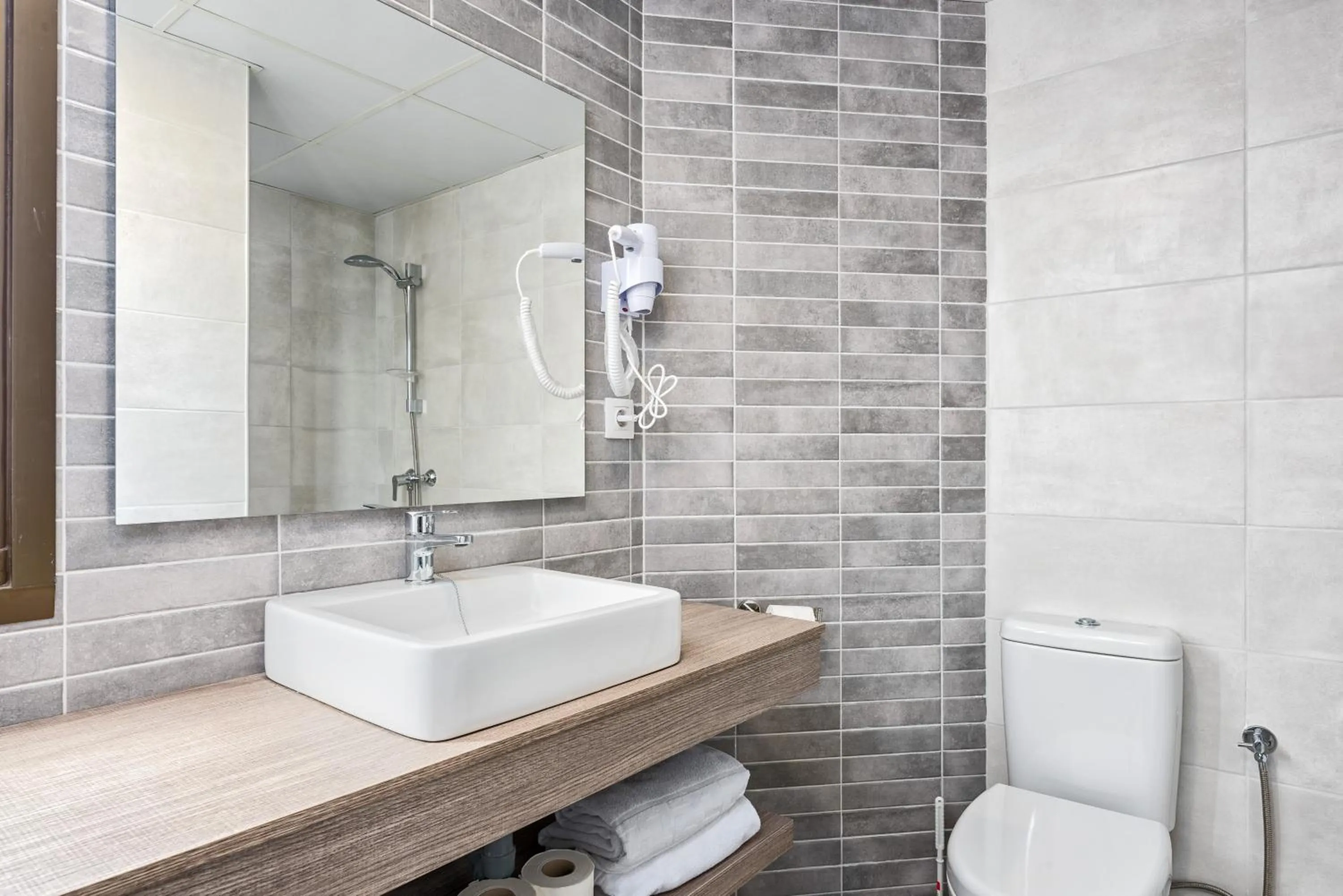 Bathroom in Veramar Aparthotel