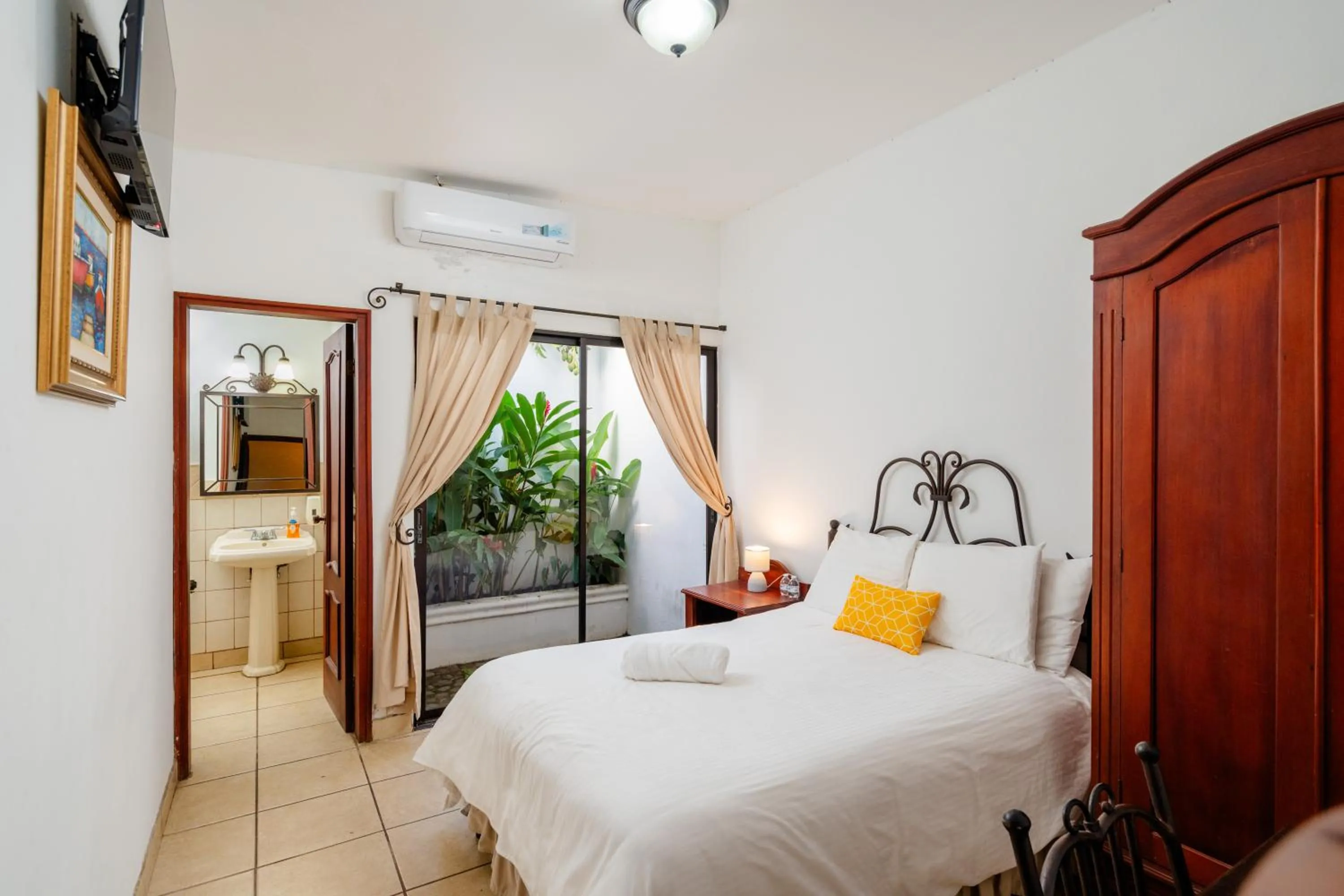Bed in Villa Fontana Nesthost Stays