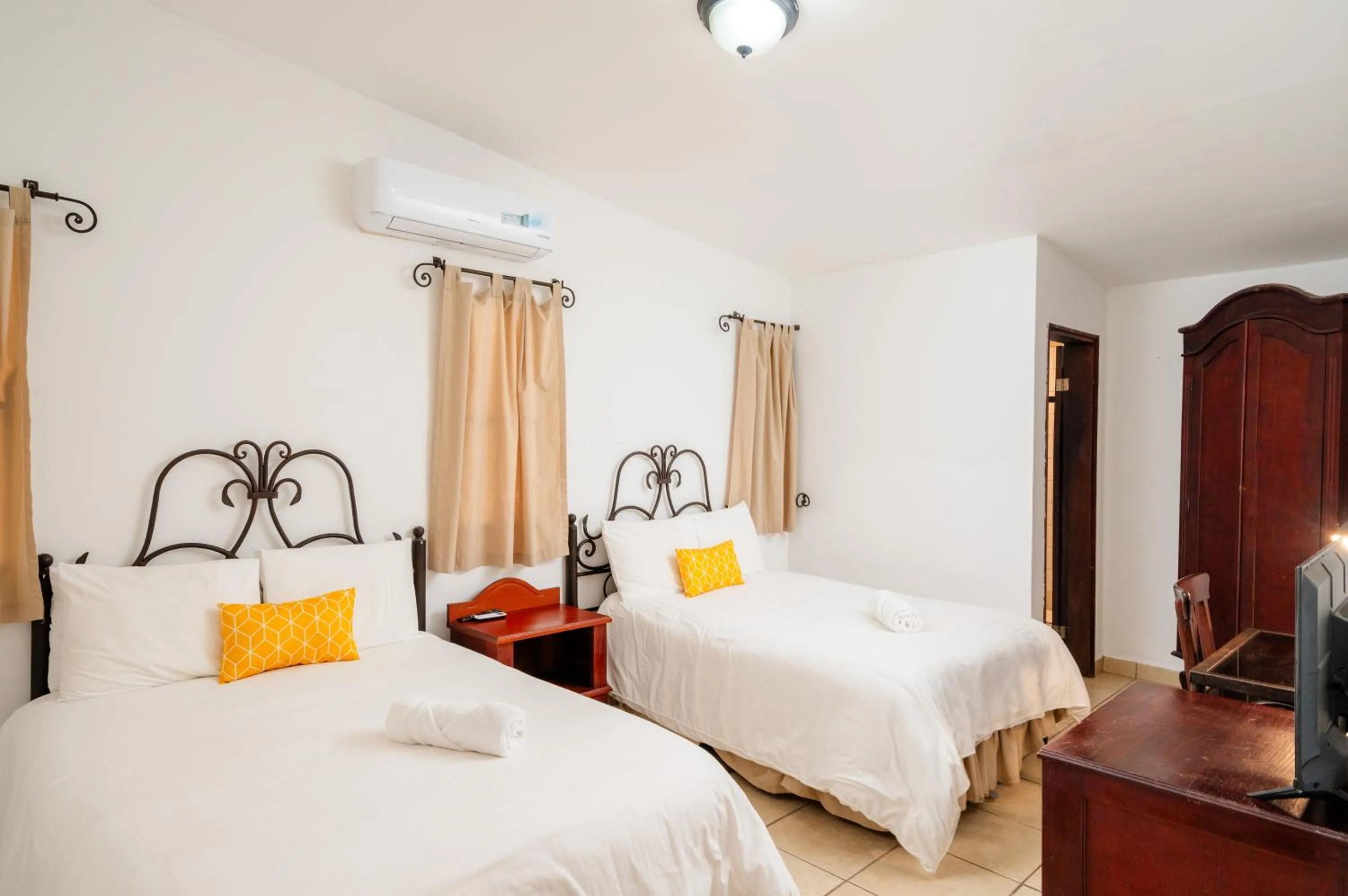 Bed in Villa Fontana Nesthost Stays