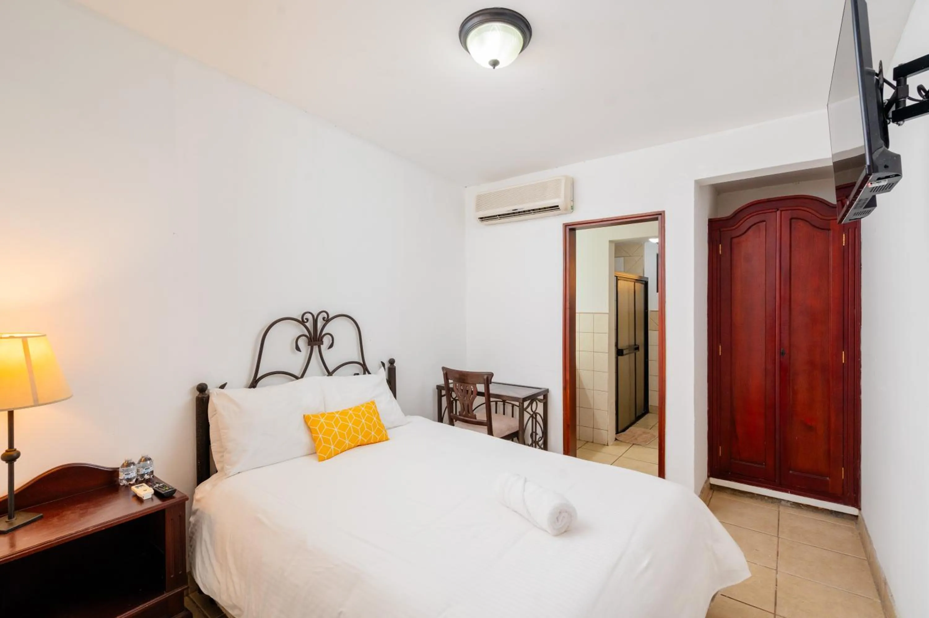 Bed in Villa Fontana Nesthost Stays