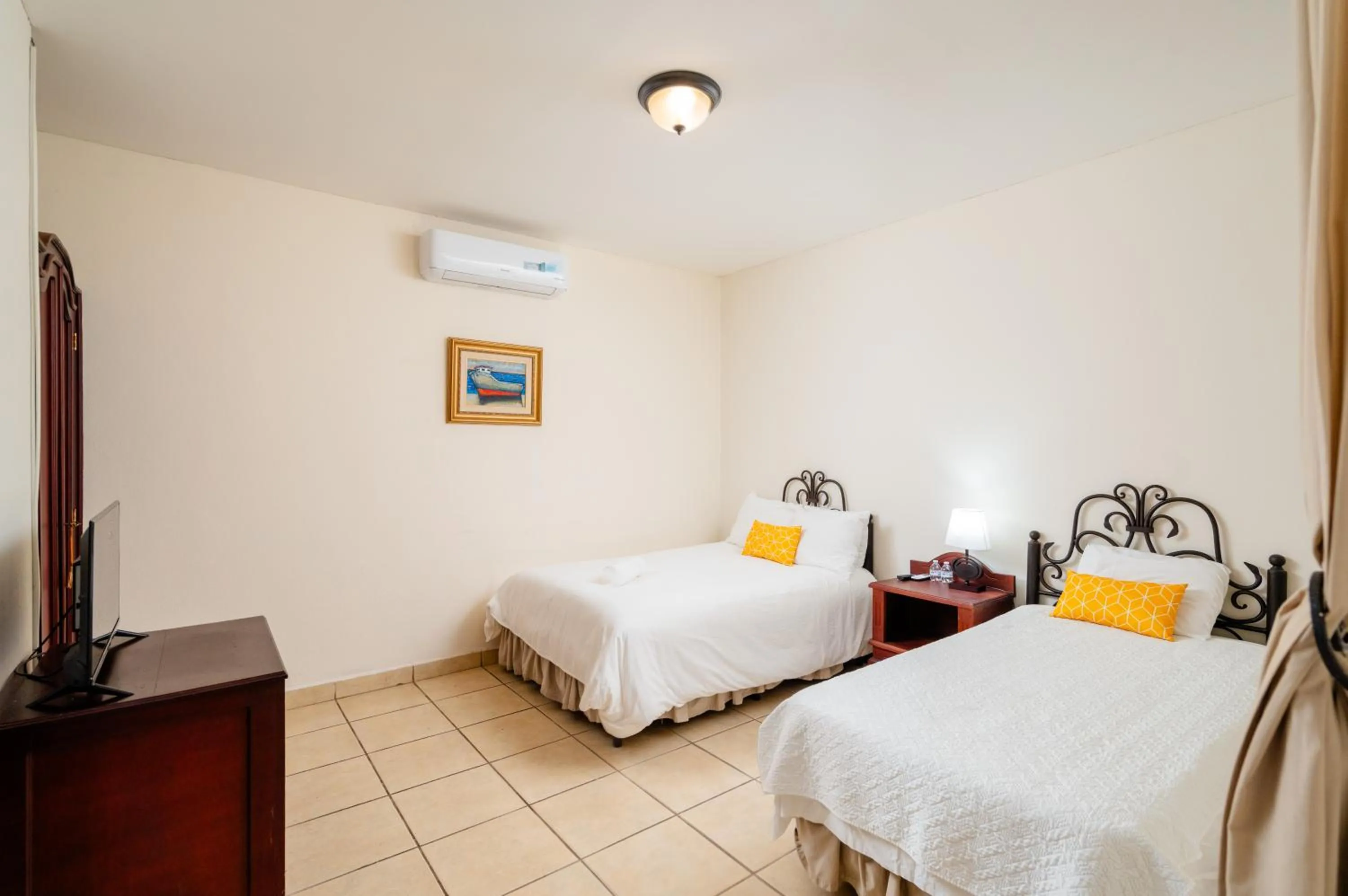 Bed in Villa Fontana Nesthost Stays