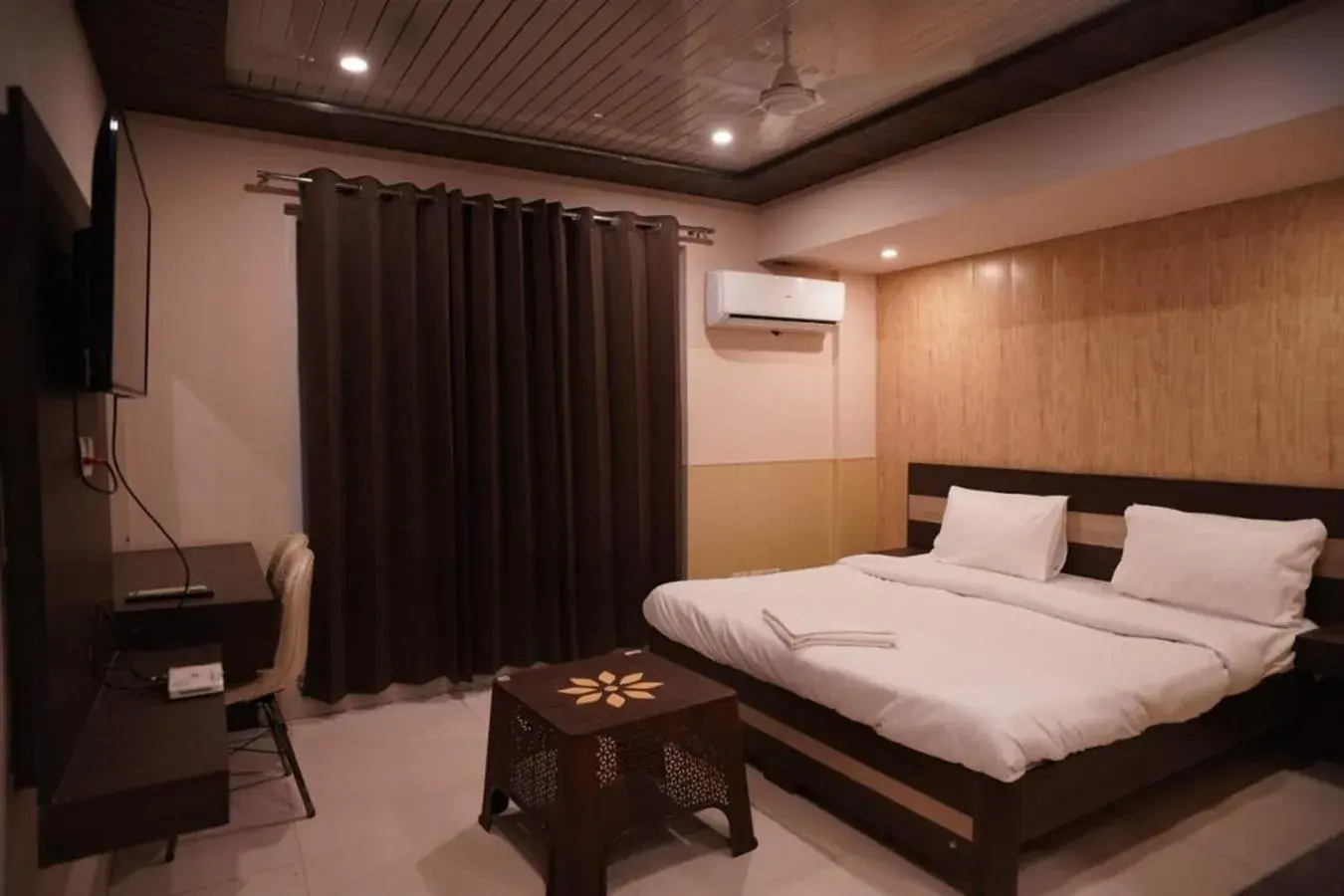 Double Room in Akshay corporate hotel Double Room in Akshay corporate hotel