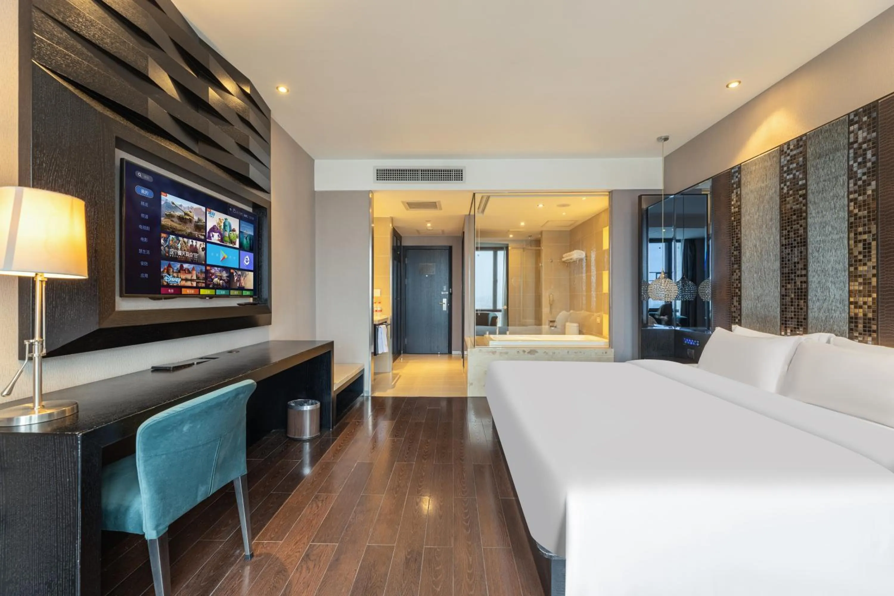 Photo of the whole room, Bed in Guangzhou Baiyun Airport Orange Crystal Hotel