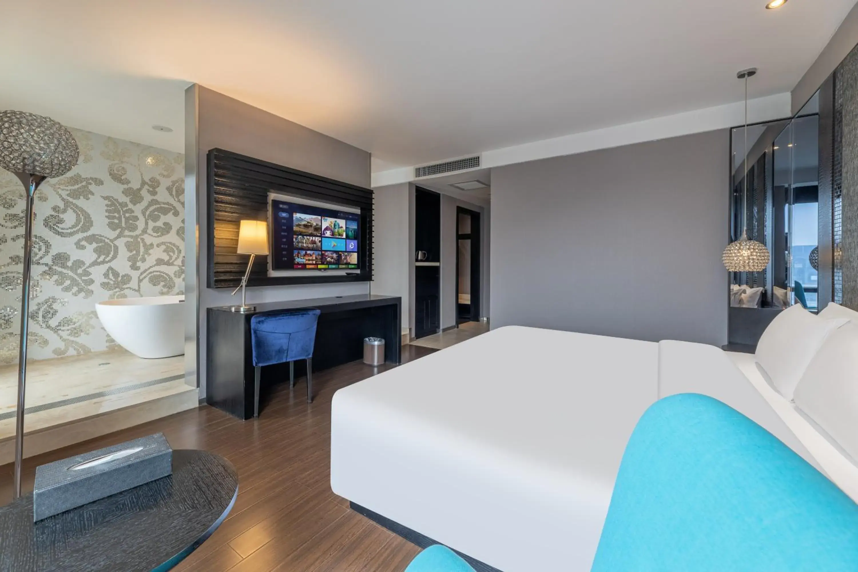 Deluxe Double Room with Bath in Guangzhou Baiyun Airport Orange Crystal Hotel Deluxe Double Room with Bath in Guangzhou Baiyun Airport Orange Crystal Hotel