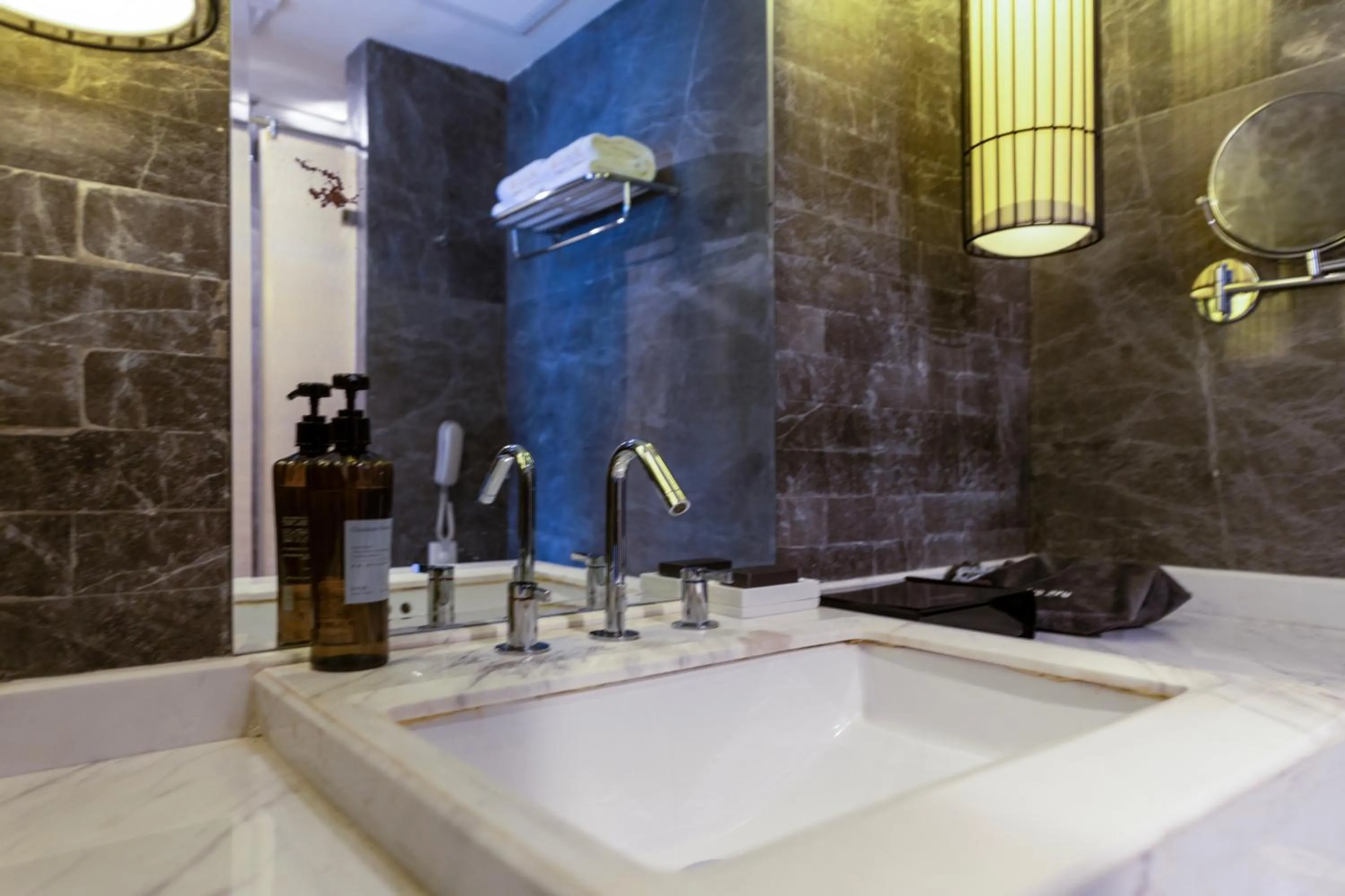 Bathroom in Guangzhou Baiyun Airport Orange Crystal Hotel