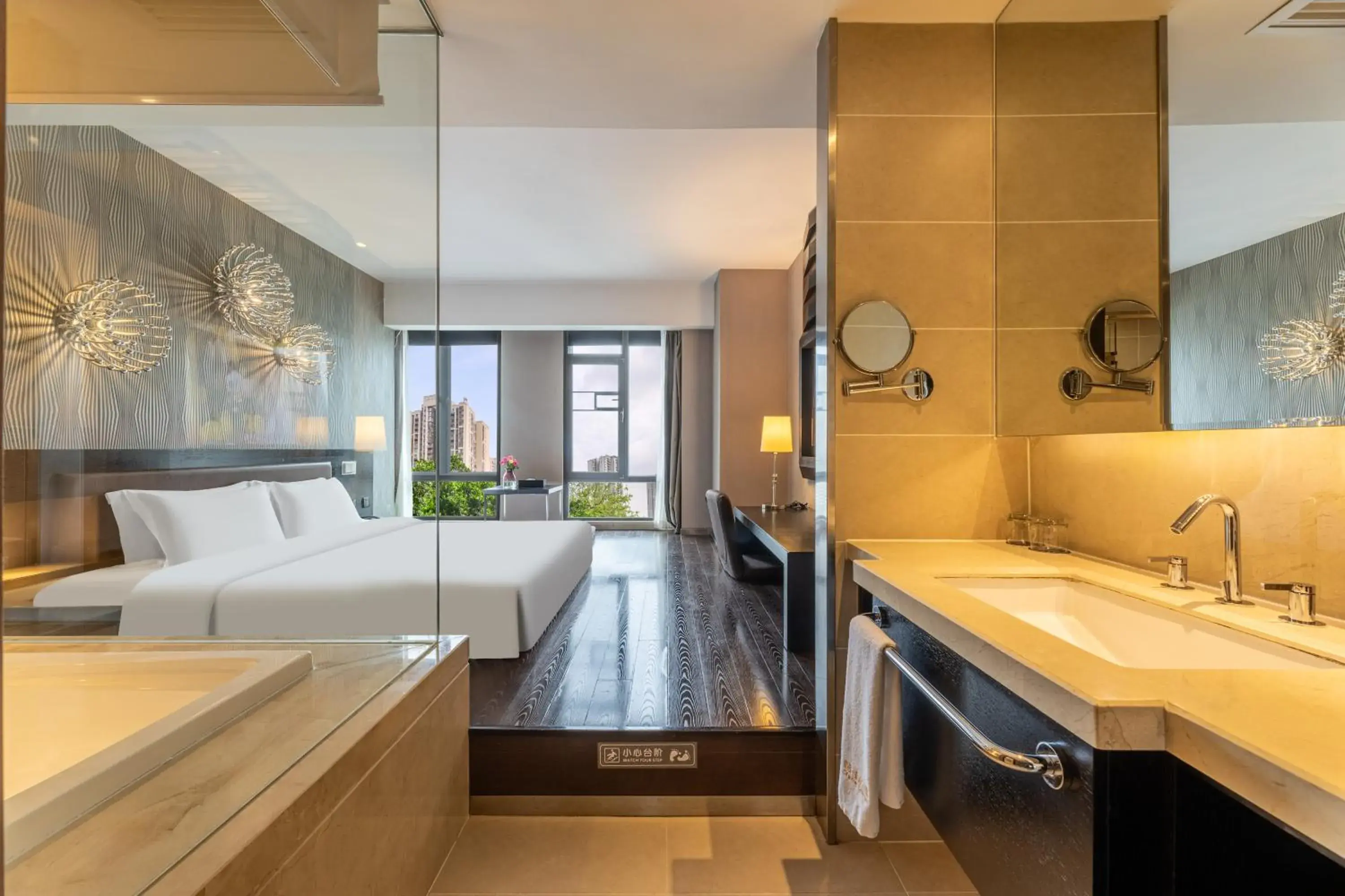 Queen Room with Spa Bath in Guangzhou Baiyun Airport Orange Crystal Hotel Queen Room with Spa Bath in Guangzhou Baiyun Airport Orange Crystal Hotel