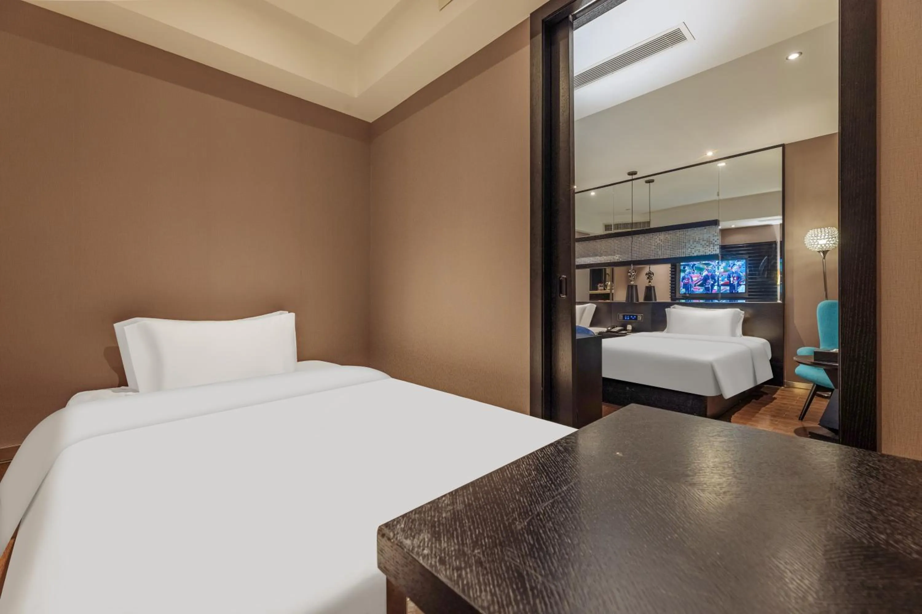 Bed in Guangzhou Baiyun Airport Orange Crystal Hotel