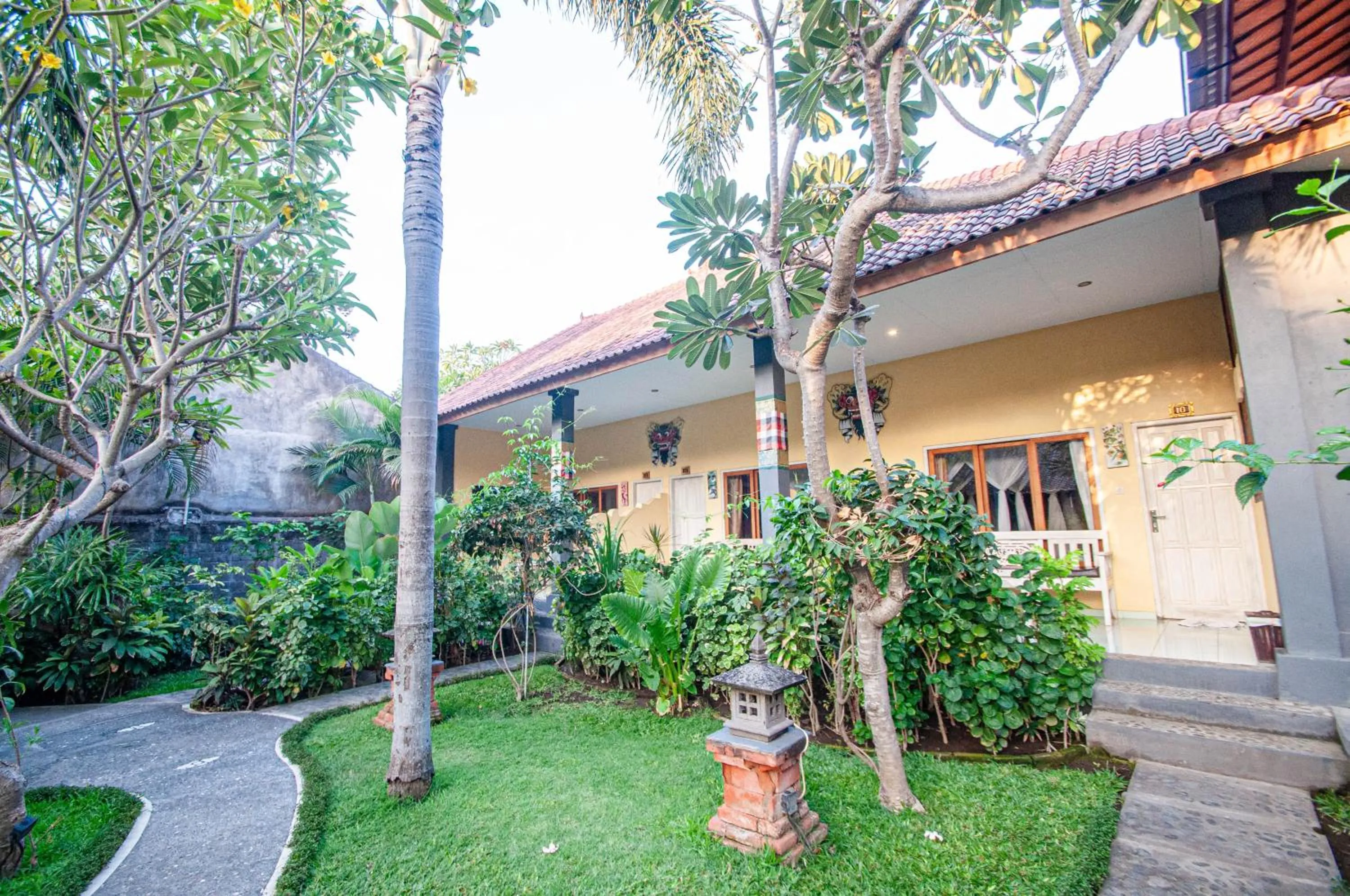 Balcony/Terrace in Rumah Gajah by Kubukubali