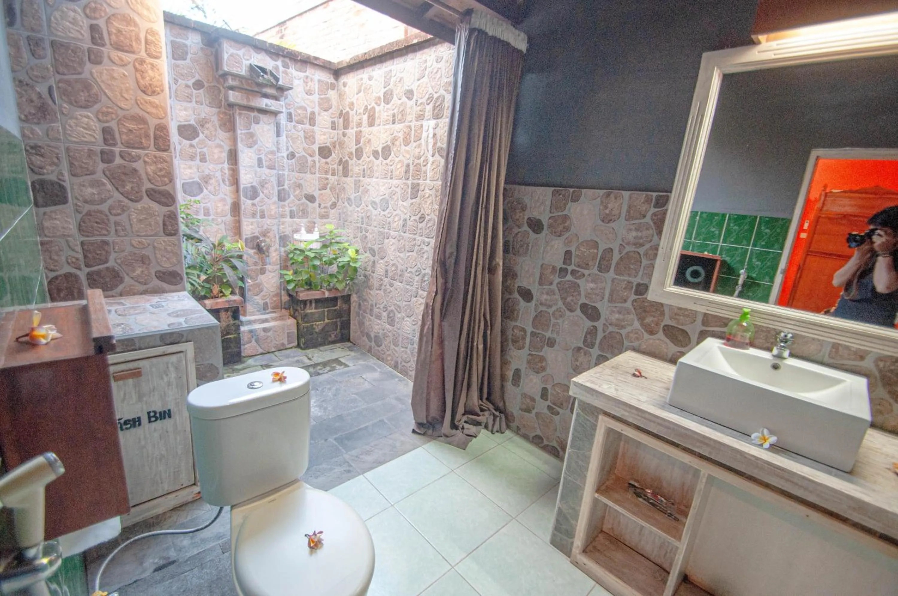 Bathroom in Rumah Gajah by Kubukubali