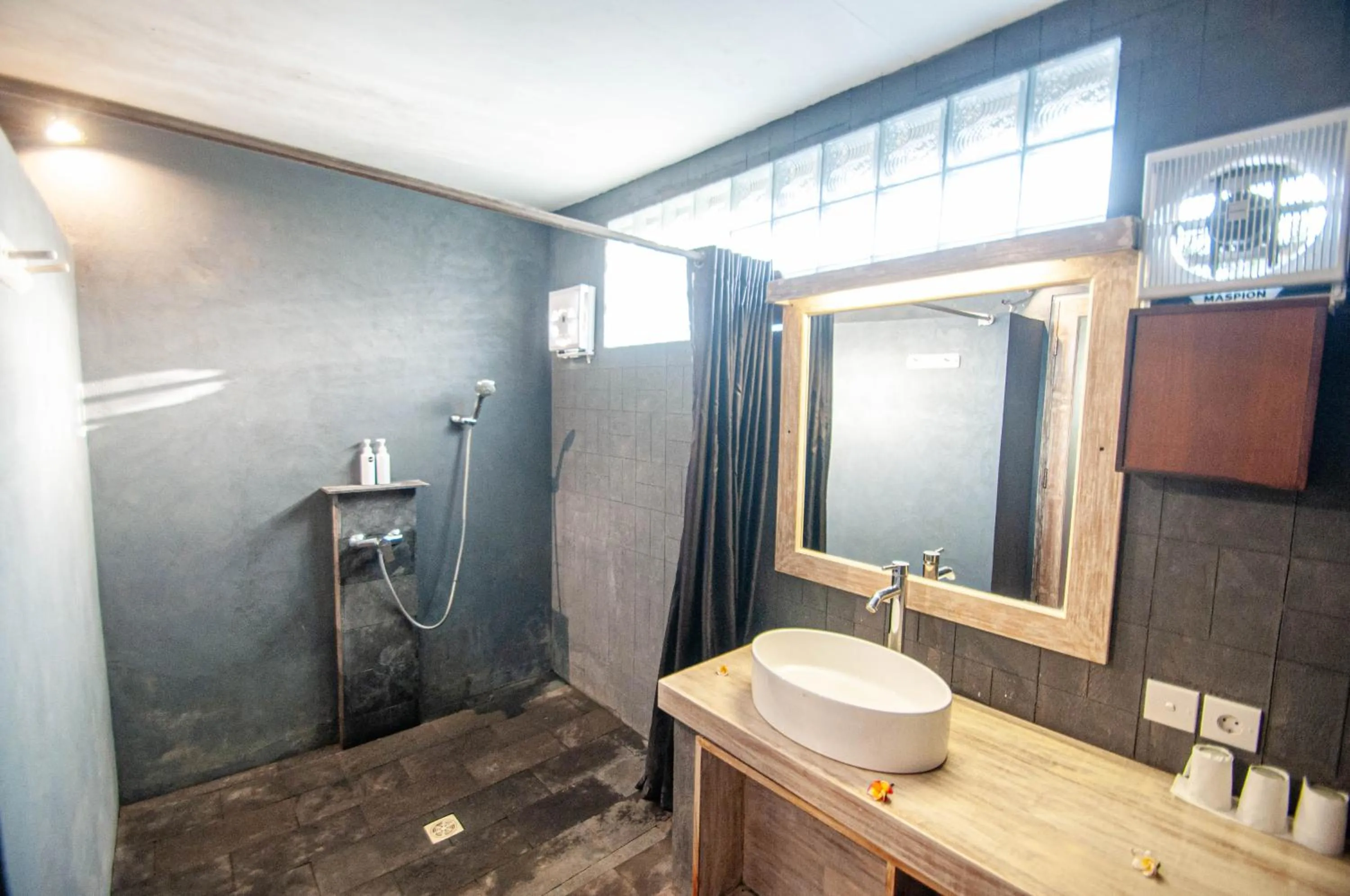 Bathroom in Rumah Gajah by Kubukubali