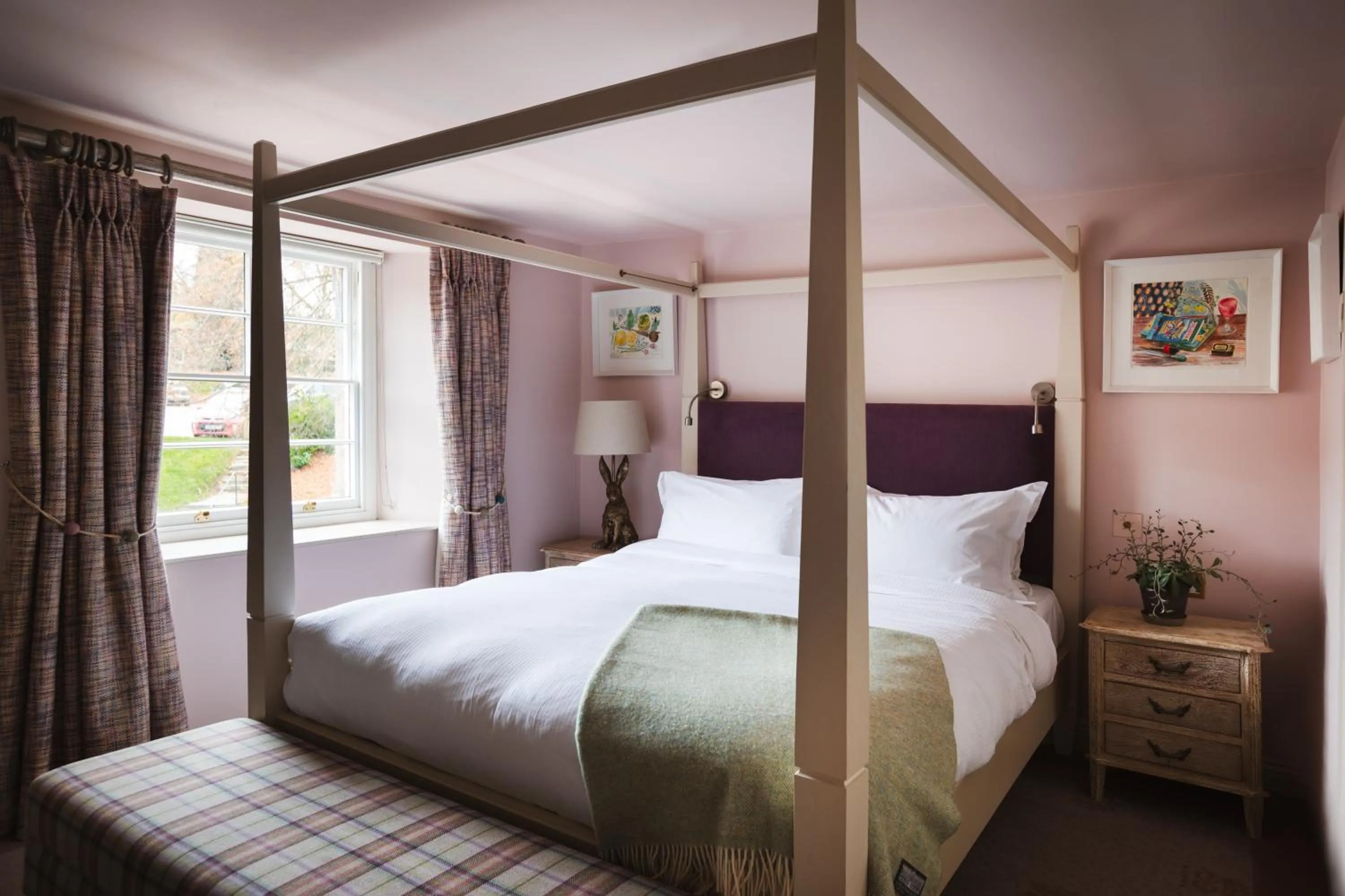 Bedroom, Bed in Devonshire Arms at Beeley - Chatsworth