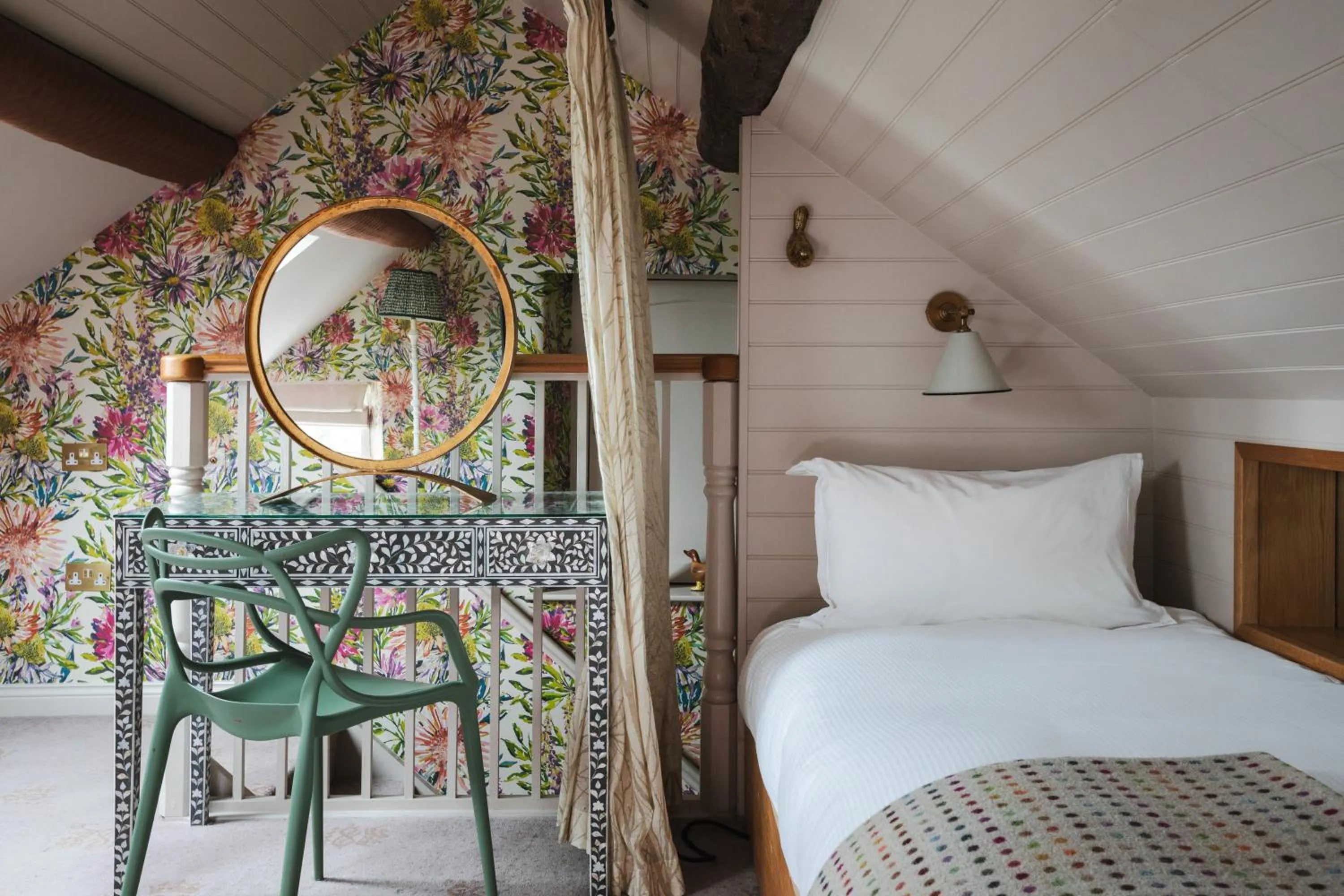 Bed in Devonshire Arms at Beeley - Chatsworth