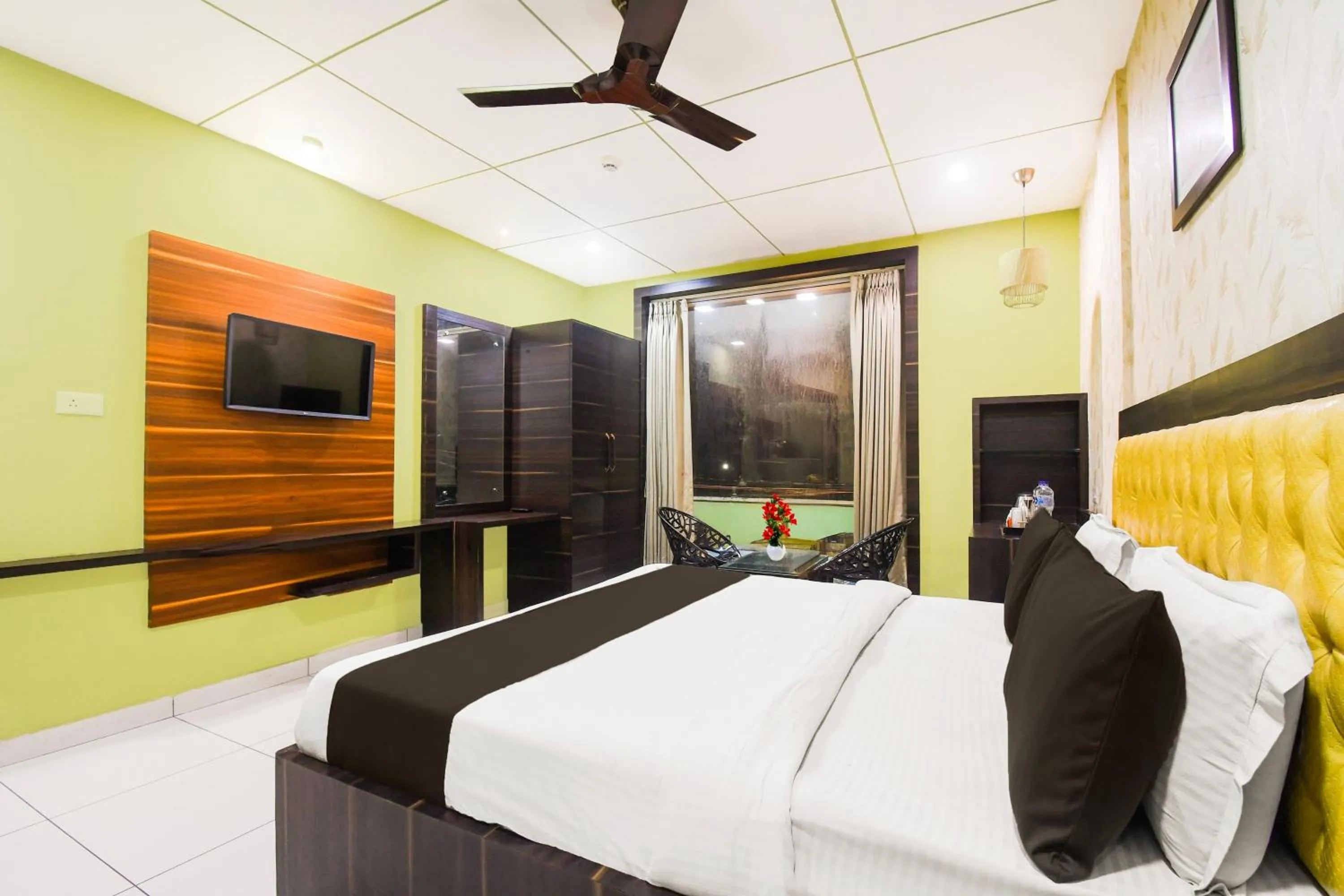 Bedroom, Bed in Super Townhouse Near Marine Drive